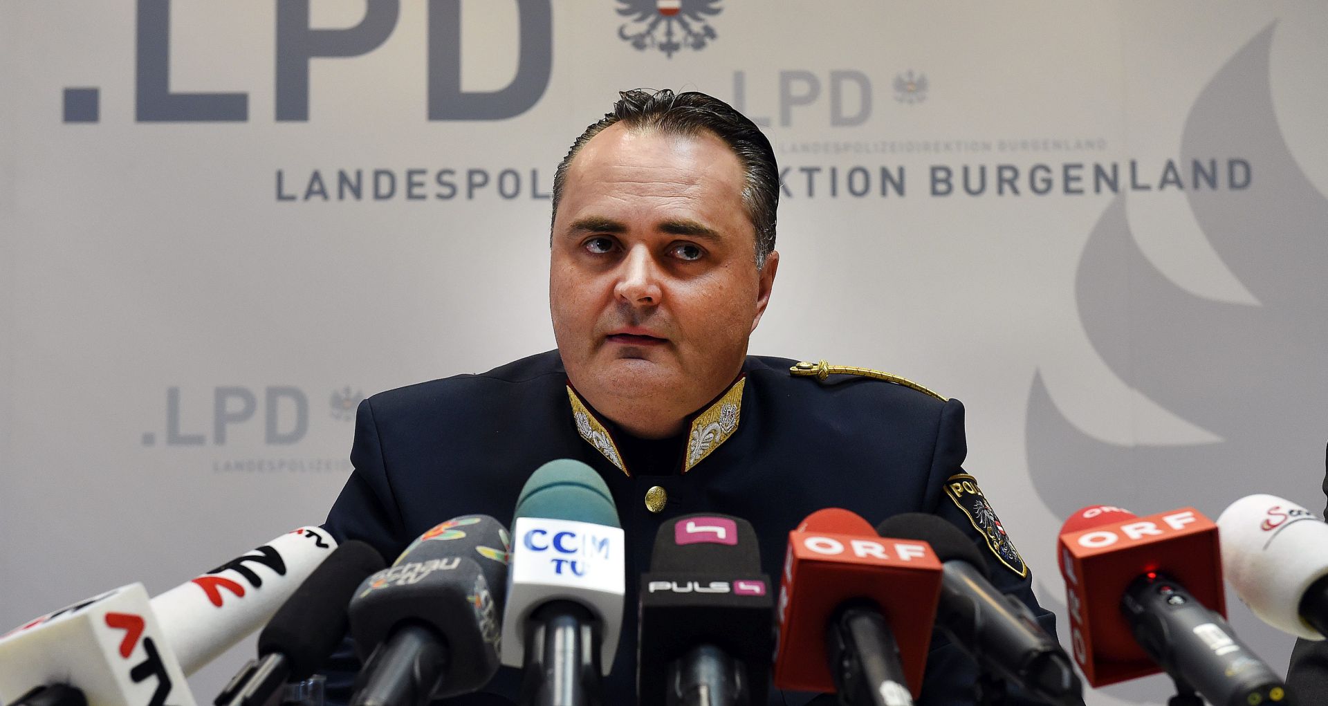 epa05042320 National Police Director Burgenland, Hanspeter Doskozil  talks to the media during the press conference about the case of the 71 refugees that were found dead in van on the A4 highway in Eisenstadt, Austria, 26 November 2015.  On 27 August 2015 the bodies of 59 mens, eight womans and four children were found inside a van in the A4 highway. The cause of death was suffocation.  EPA/HERBERT P. OCZERET