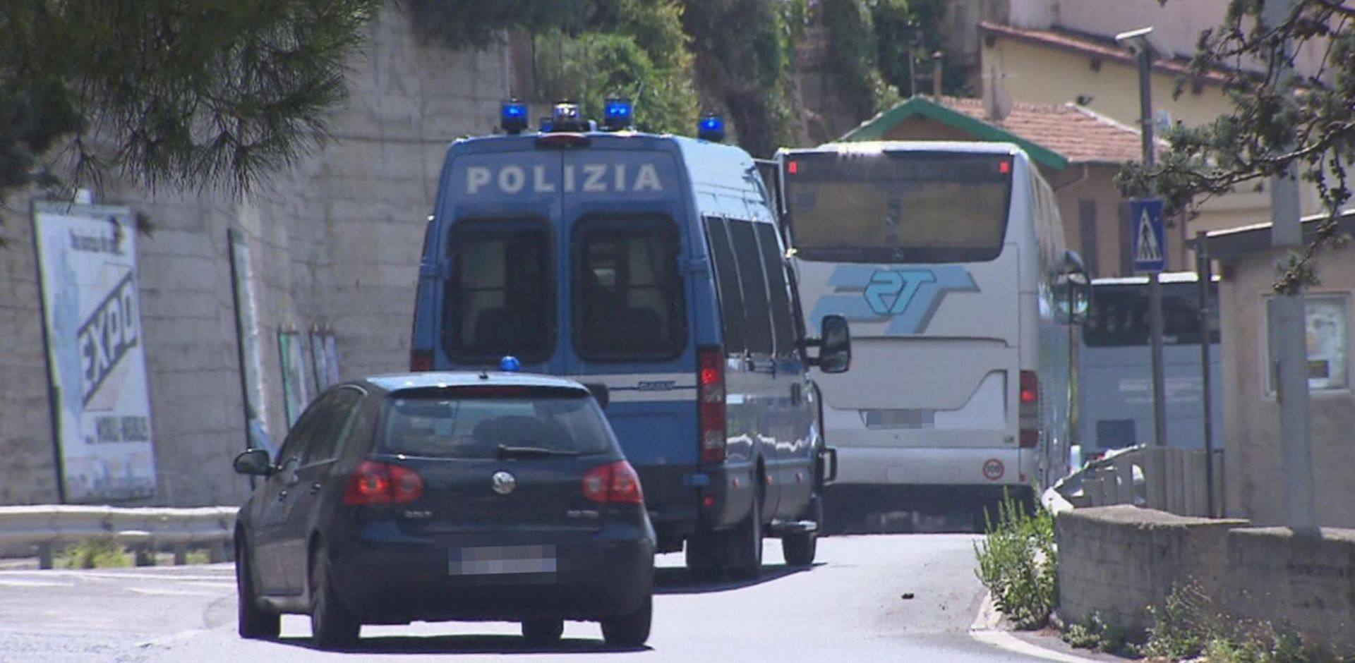 epa05473641 Migrants leave Ventimiglia escorted by Italian Police in Ventimiglia, Italy, 11 August 2016. Migrants, rejected at the French border, will be tranferred in Identification and Expulsion Centers (CIEs) in southern Italy.  EPA/FABRIZIO TENERELLI