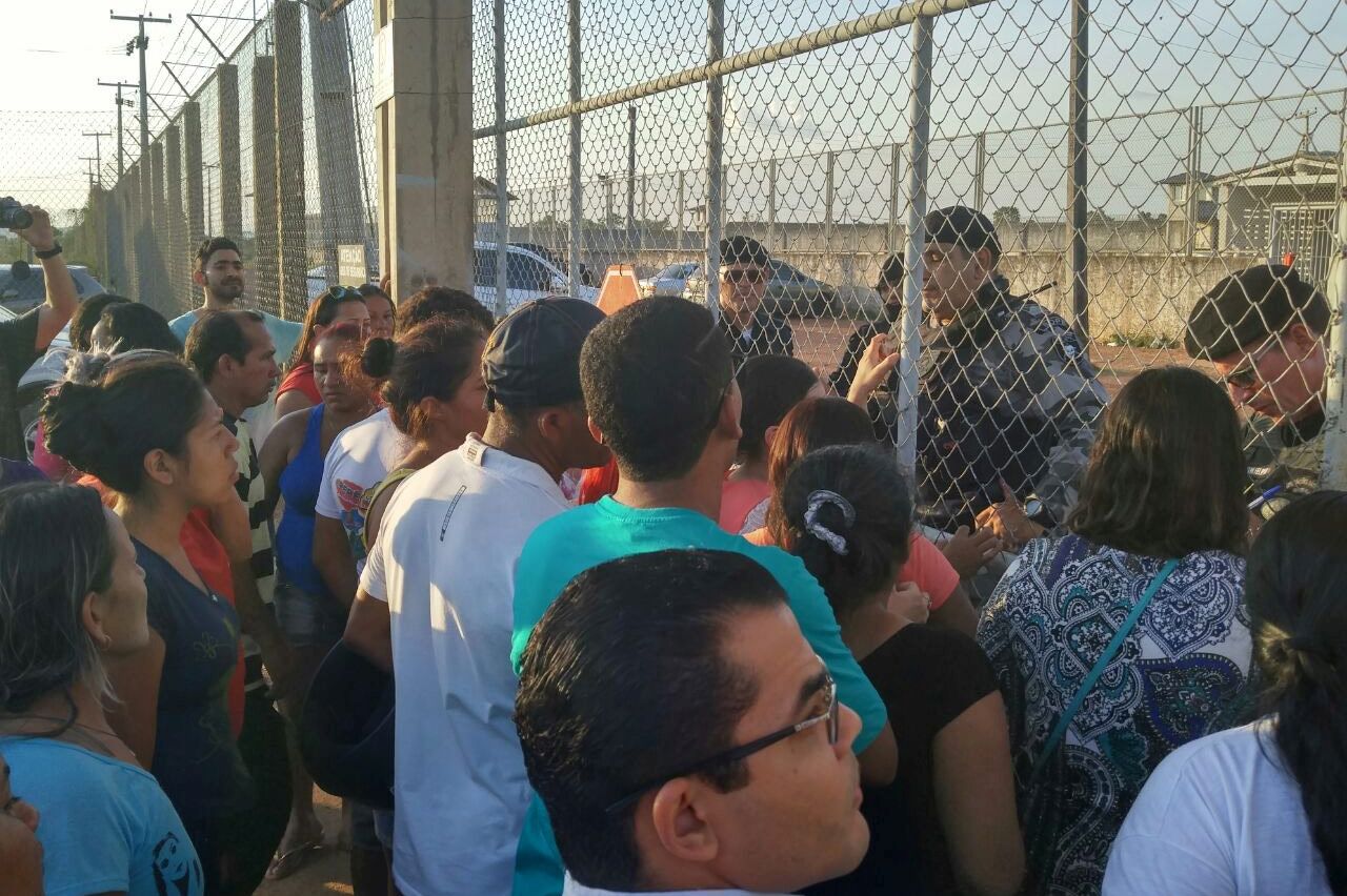 epa05589040 A handout picture provided by the Roraima em Tempo journal on 17 October 2016 shows relatives of prisoners outside the compound of the Penitenciaria Agricola de Monte de Cristo prison where a riot took place, in Boa Vista, Brazil, 16 October 2016. At least 25 prisoners were killed in riots, according to reports. Seven of the dead were beheaded and six others were charred, said an official of the Brazilian police.  EPA/ANDERSON SOARES/RORAIMA EM TEMPO/HANDOUT  HANDOUT EDITORIAL USE ONLY/NO SALES