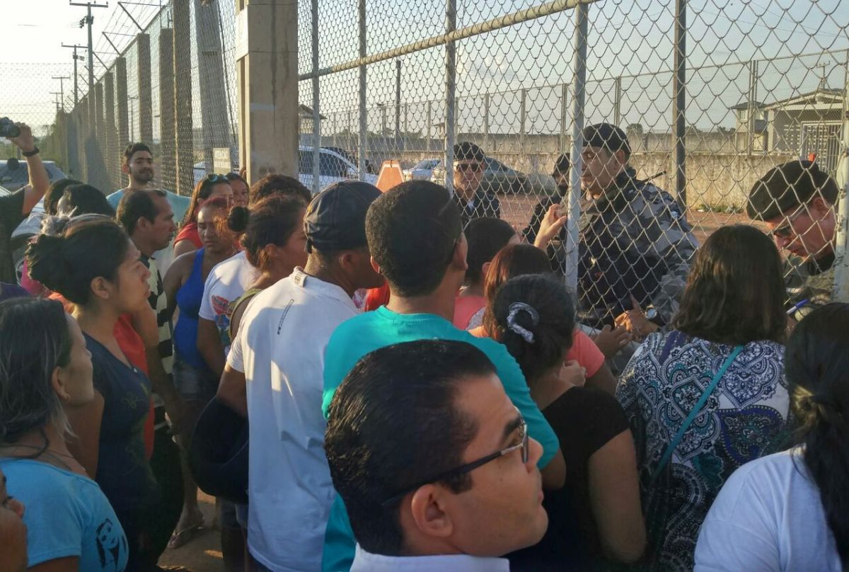 epa05589040 A handout picture provided by the Roraima em Tempo journal on 17 October 2016 shows relatives of prisoners outside the compound of the Penitenciaria Agricola de Monte de Cristo prison where a riot took place, in Boa Vista, Brazil, 16 October 2016. At least 25 prisoners were killed in riots, according to reports. Seven of the dead were beheaded and six others were charred, said an official of the Brazilian police.  EPA/ANDERSON SOARES/RORAIMA EM TEMPO/HANDOUT  HANDOUT EDITORIAL USE ONLY/NO SALES