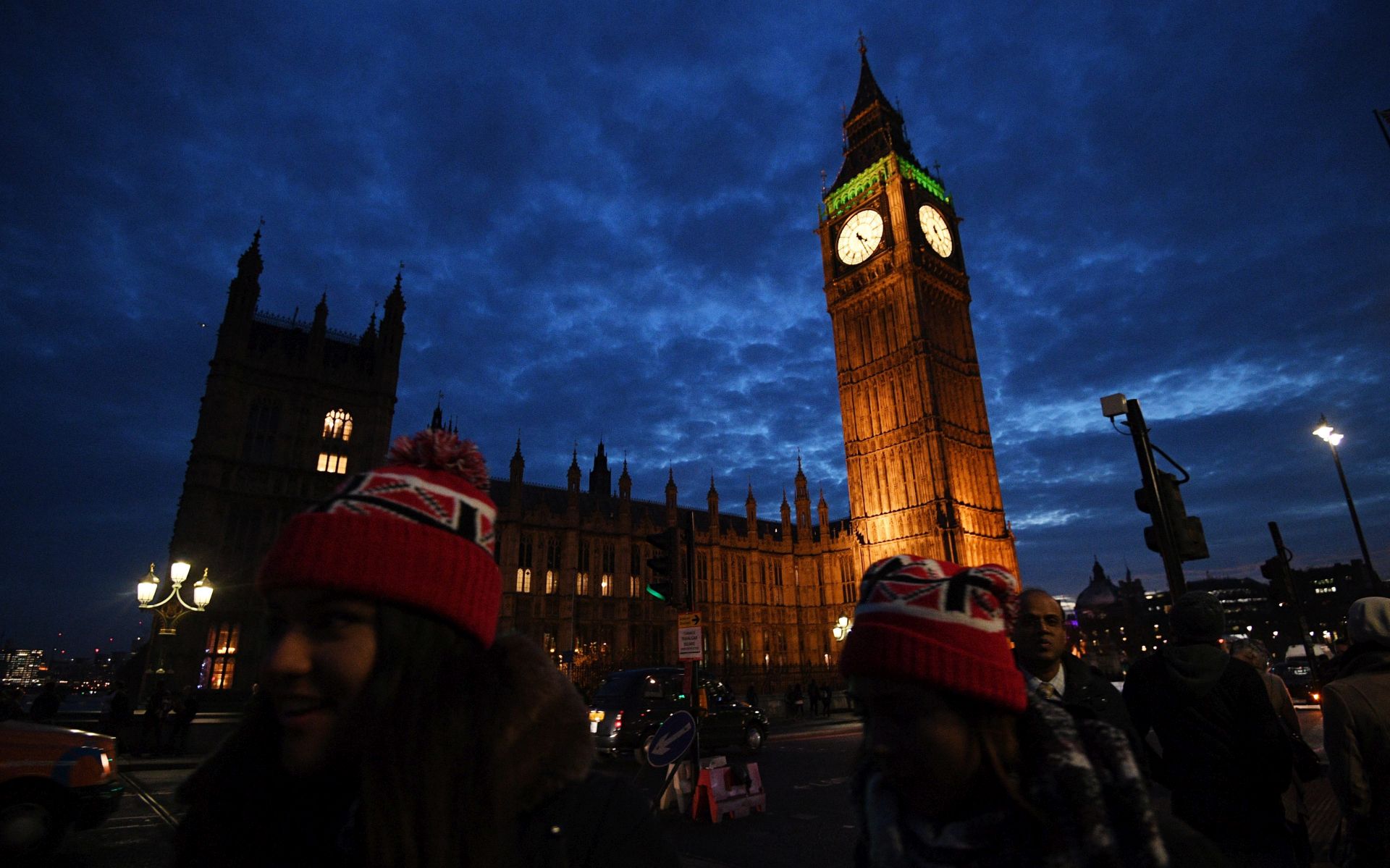 epa05664239 The Houses of Parliament at dusk in London, Britain, 07 December 2016. British Members of Parliament are expected to vote on the Prime Minister Theresa May's plan to start Brexit by March next year in parliamentary clash between the government and pro-EU Members of Parliament.  EPA/FACUNDO ARRIZABALAGA