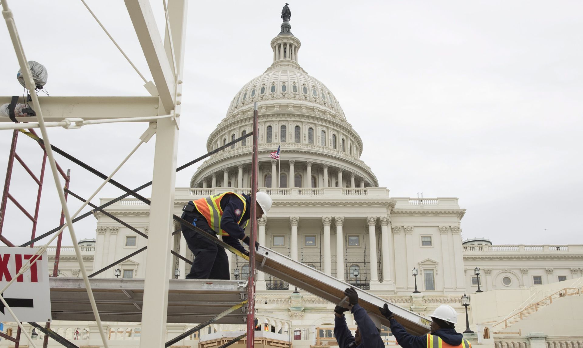 epa05666189 Employees of the Architect of the Capitol do work preparing the center camera stand for the 2017 Presidential Inauguration, at the West Front of the Capitol in Washington, DC, USA, 08 December 2016. On 20 January 2017, US President-elect Donald Trump will be sworn-in as the 45th President of the United States. The completed platform will hold approximately 1,600 Inaugural guests.  EPA/MICHAEL REYNOLDS