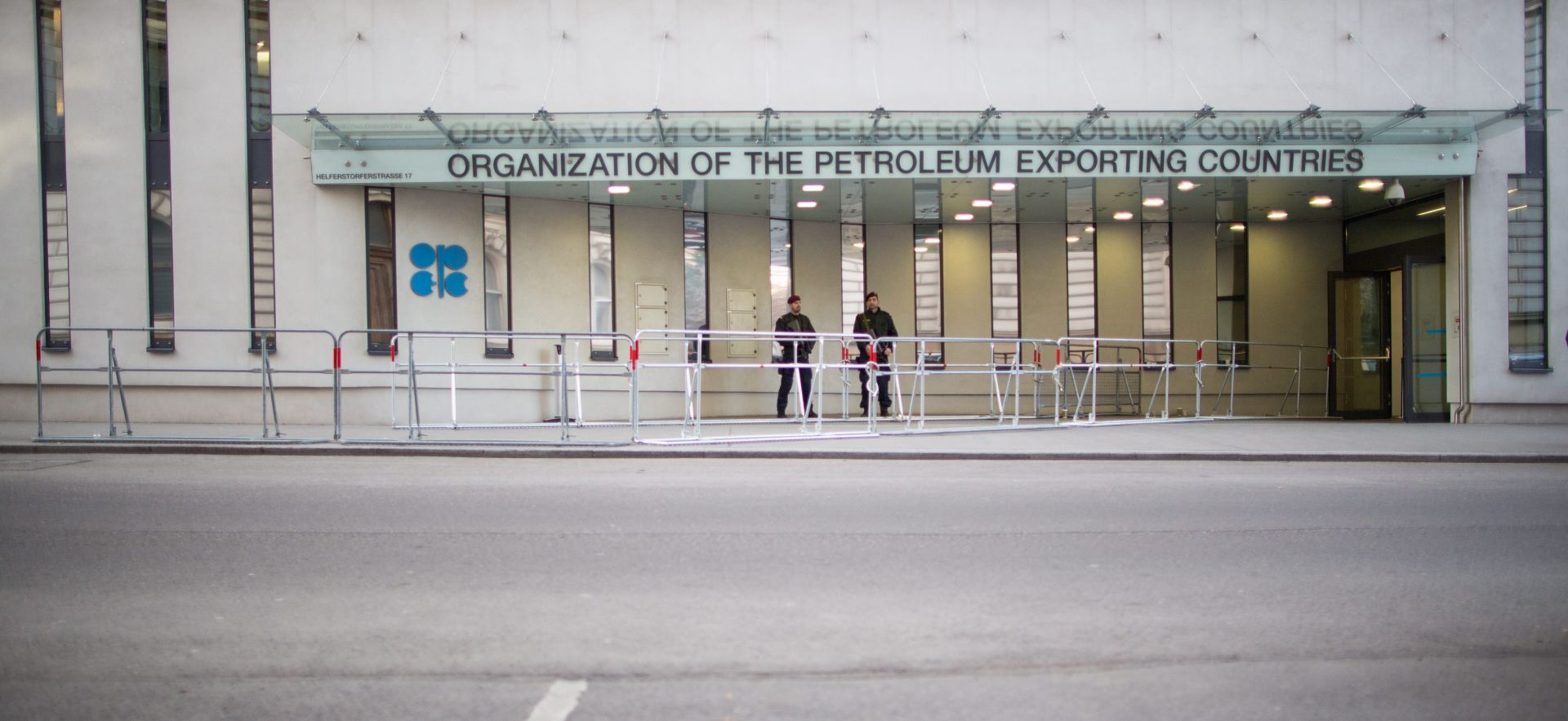 epa05668760 Police guard the entrance of the Opec headquarters in Vienna, Austria, 10 December, 2016. The Organization of the Petroleum Exporting Countries meet non-OPEC nations in Vienna on Saturday aiming to cut back oil supply to increase prices.  EPA/LISI NIESNER