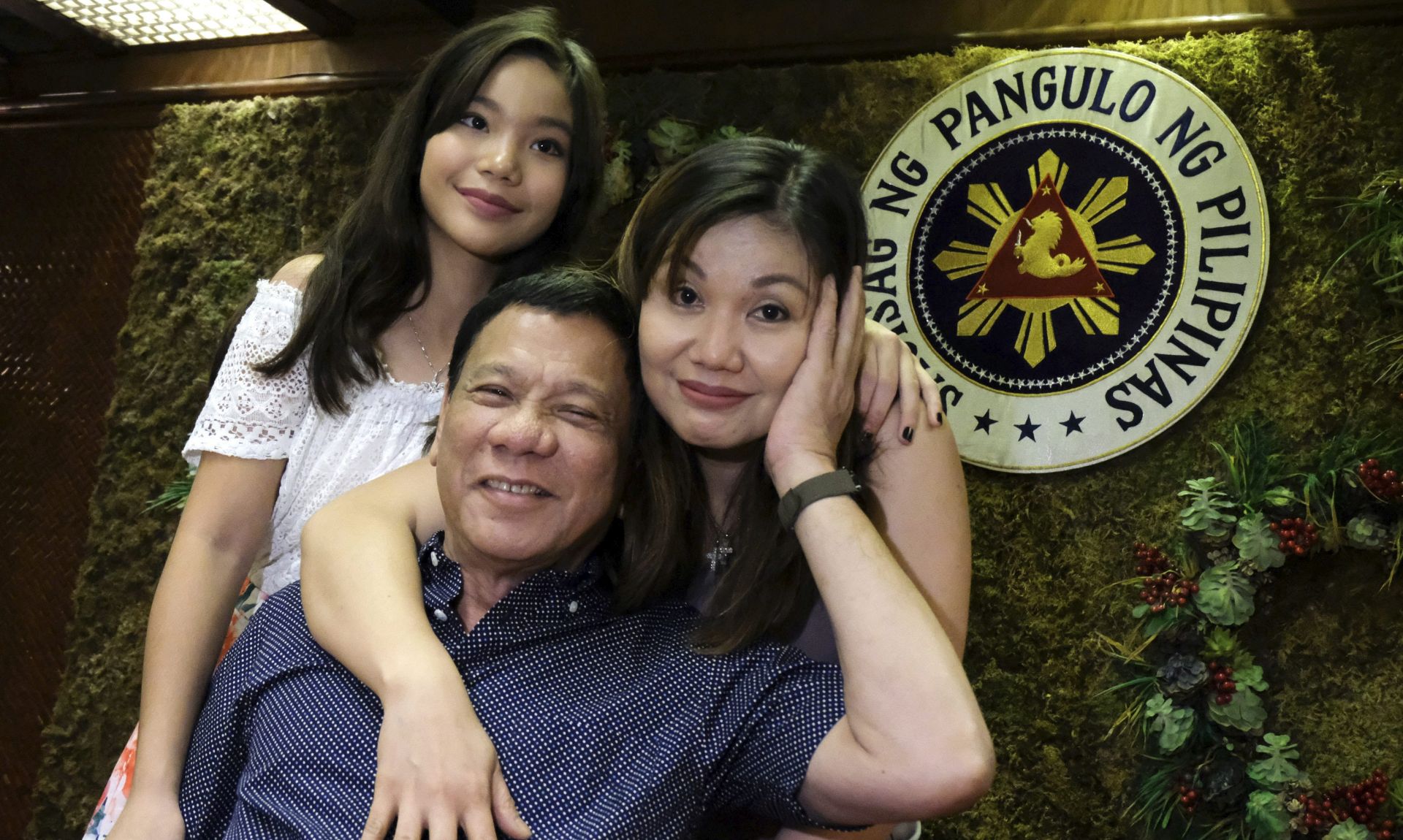 epa05685140 A handout photo made available by the Presidential Photographers Division (PPD) on 22 December 2016 shows Filipino President Rodrigo Duterte (C), his common-law wife Honeylet Avancena (R) and their daughter Veronica (L) posing for a photograph during a Christmas party at Malacanang presidential palace in Manila, Philippines, 20 December 2016. The president of the Philippines declared a unilateral truce with Communist rebels of the New People's Army (NPA) for Christmas. According to media reports, military operations will be halted from 23 to 27 December and from 31 December to 02 January 2017.  EPA/PPD/KING RODRIGUEZ / HANDOUT  HANDOUT EDITORIAL USE ONLY/NO SALES