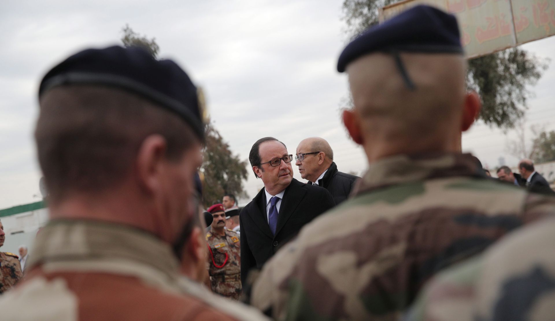 epa05694856 French President Francois Hollande (C) accompanied by French defense minister Jean-Yves Le Drian (back) inspects a group of French soldiers at the Iraqi Counter Terrorism Service Academy on the Baghdad Airport Complex in Baghdad, Iraq, 02 January 2017. Hollande is in Iraq on a one-day visit. The soldiers are part of a task force to assess and advise Iraqi security forces under the command of international military instructors.  EPA/CHRISTOPHE ENA / POOL MAXPPP OUT
