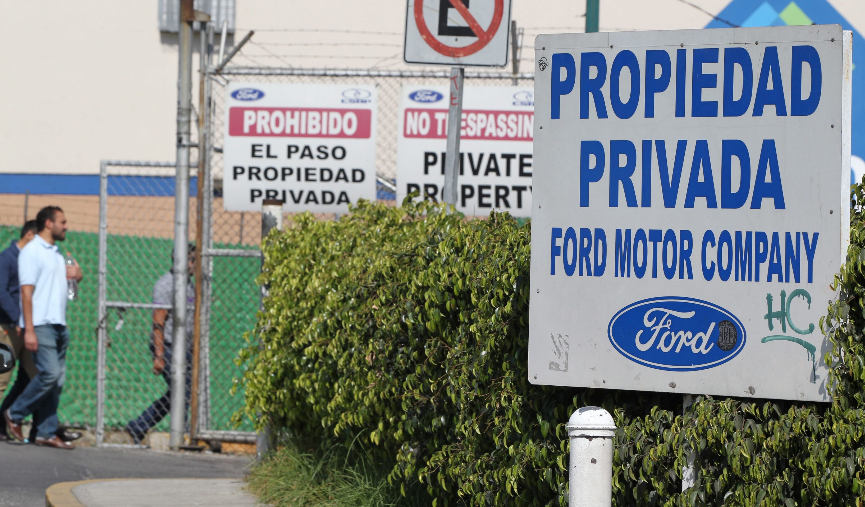 epa05696739 General view of the Ford car plant in the city of Cuautitlan, Mexico, 03 january 2017. Ford canceled the 1.6 billion US Dollar investment in the Mexican town of San Luis de Potosi, where it was planned to build a new vehicle assembly plant. In a statement, Ford also said it will produce the new generation of the Focus model at the assembly plant in the Mexican city of Hermosillo 'to improve the company's profitability', and that it will invest  700 million US Dollar in the American factory of Flat Rock in Michigan.  EPA/MARIO GUZMAN