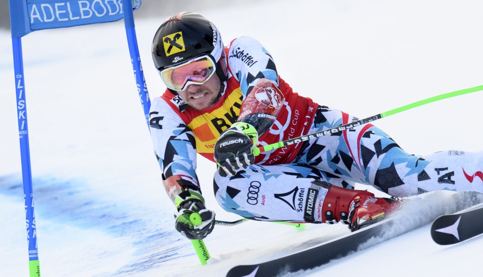 epa05702805 Austria's Marcel Hirscher clears a gate during the first run of the men's Giant Slalom race for the FIS Alpine Skiing World Cup in Adelboden, Switzerland, 07 January 2017.  EPA/JEAN-CHRISTOPHE BOTT
