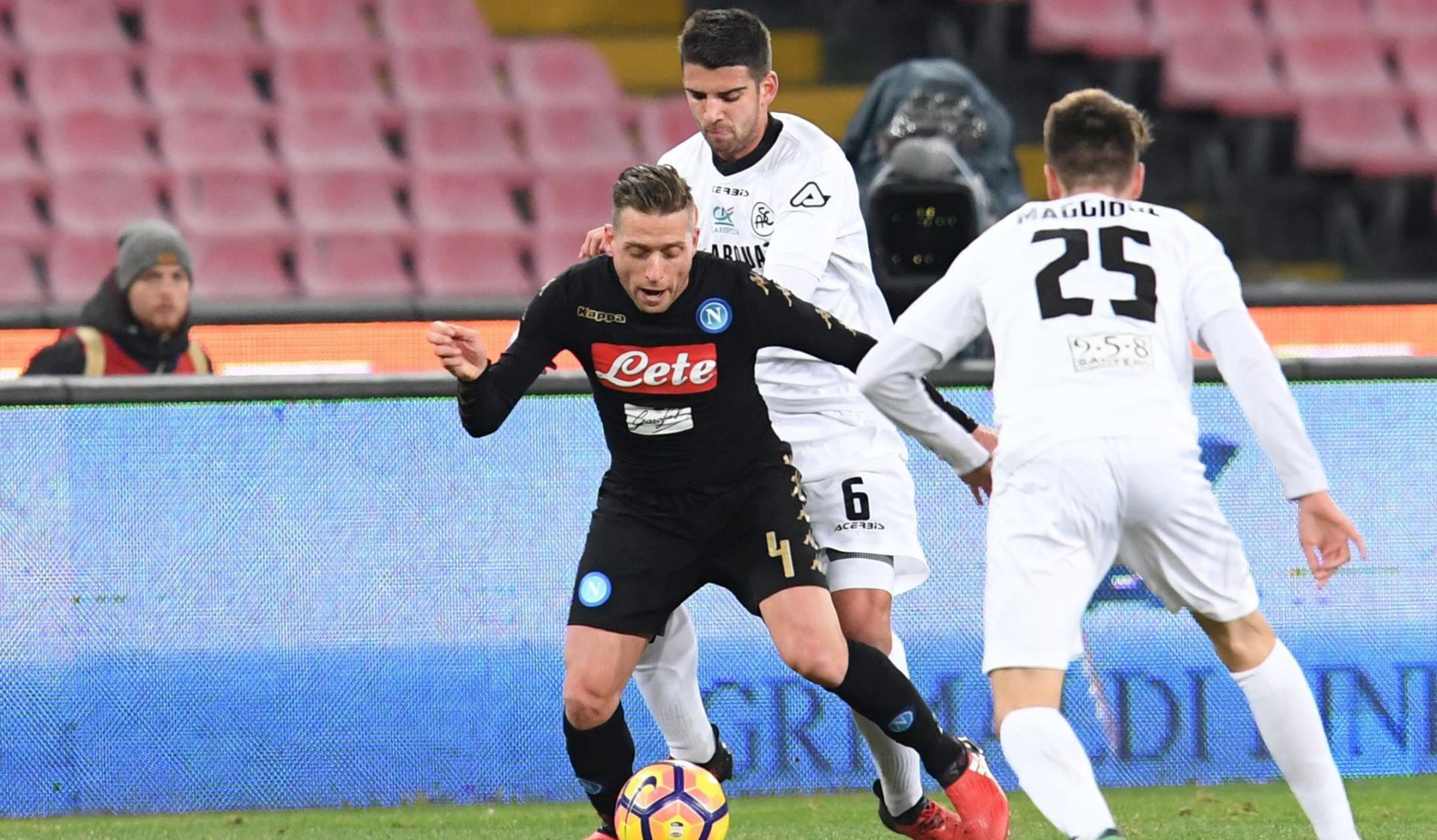 epa05710013 Napoli's midfielder Emanuele Giaccherini in action during Italy Cup fourth round soccer match between SSC Napoli and ASC Spezia at San Paolo stadium in Naples, Italy, 10 January 2017.  EPA/CIRO FUSCO