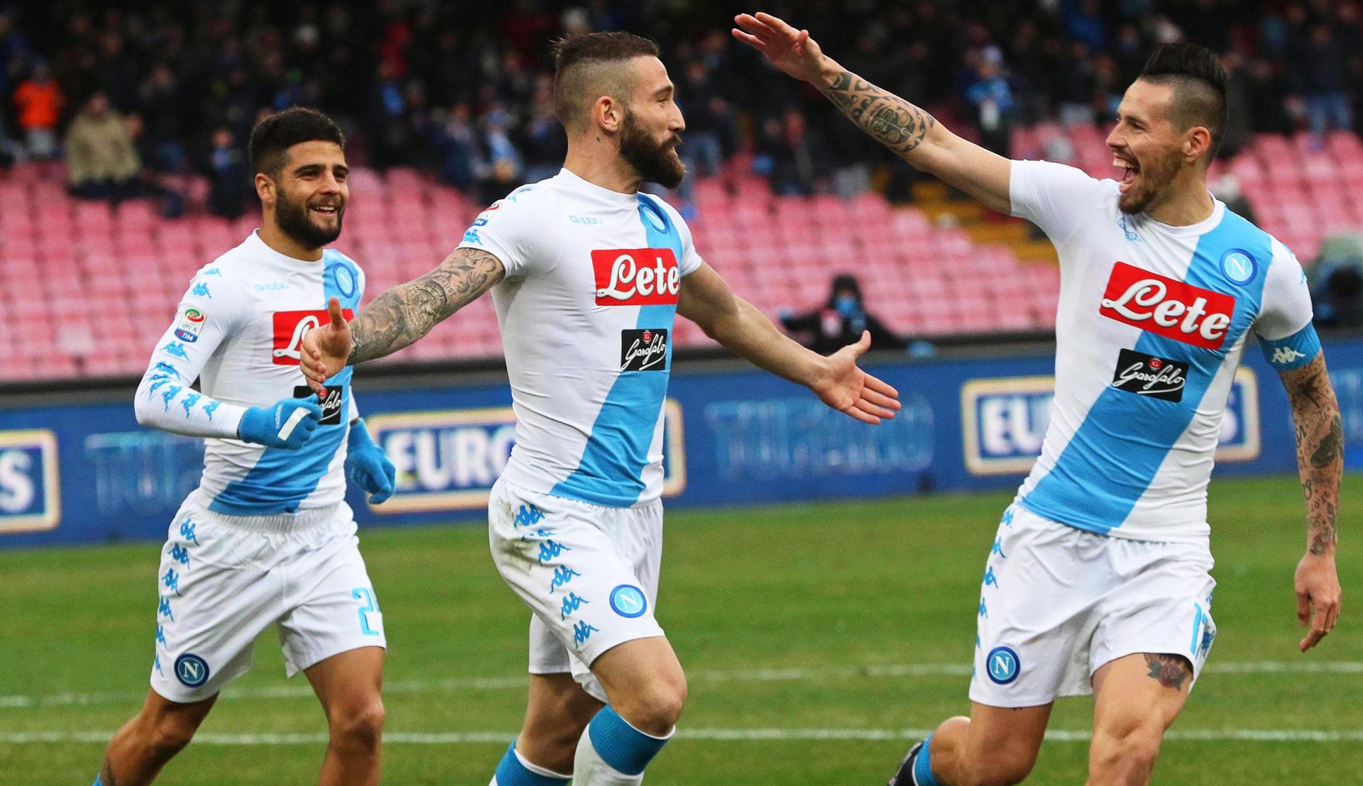epa05719153 Napoli's defender Lorenzo Tonelli (C) celebrates with his teammate Marek Hamsik (R) after scoring the 1-0 lead during the Italian Serie A soccer match between SSC Napoli and Pescara Calcio at San Paolo stadium in Naples, Italy, 15 January 2017.  EPA/CESARE ABBATE