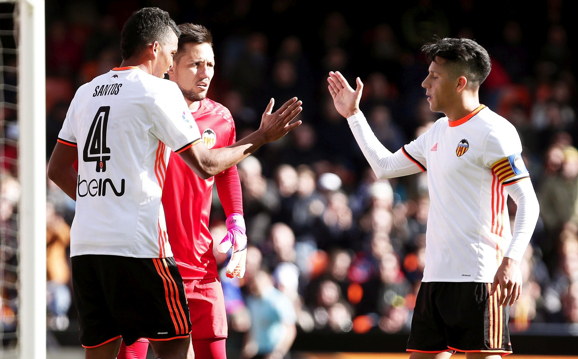 epa05718837 Valencia players (L-R) Aderlan Santos, goalkeeper Diego Alves, and Enzo Perez celebrate during the Spanish Primera Division soccer match between Valencia CF and RCD Espanyol at Mestalla stadium in Valencia, eastern Spain, 15 January 2017.  EPA/MIGUEL ANGEL POLO