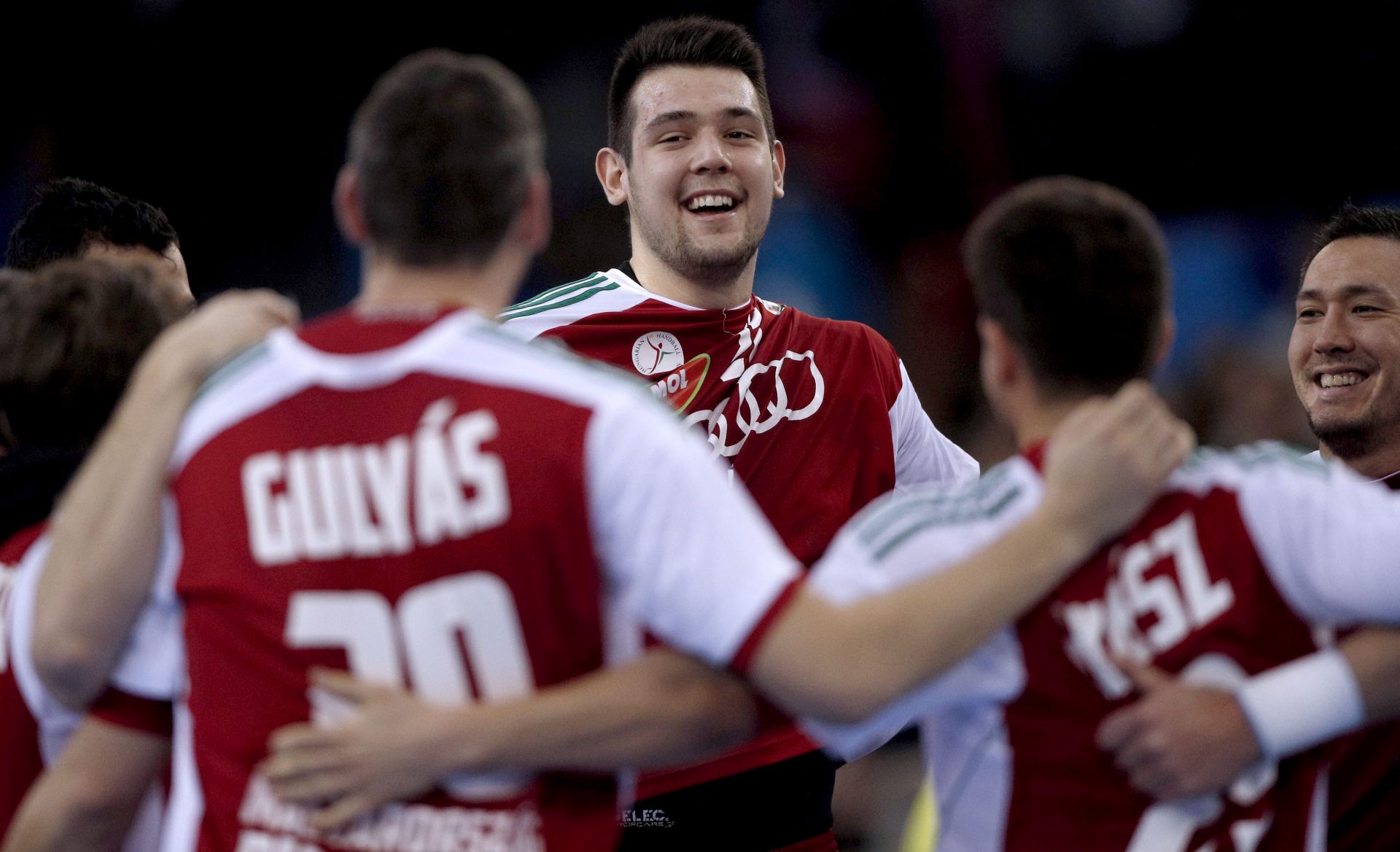 epa05727756 Hungarian players celebrate their win after the preliminary round match between Saudi Arabia and Hungary at the IHF Men's Handball World Championship, in Rouen, France, 18 January 2017.  EPA/YOAN VALAT