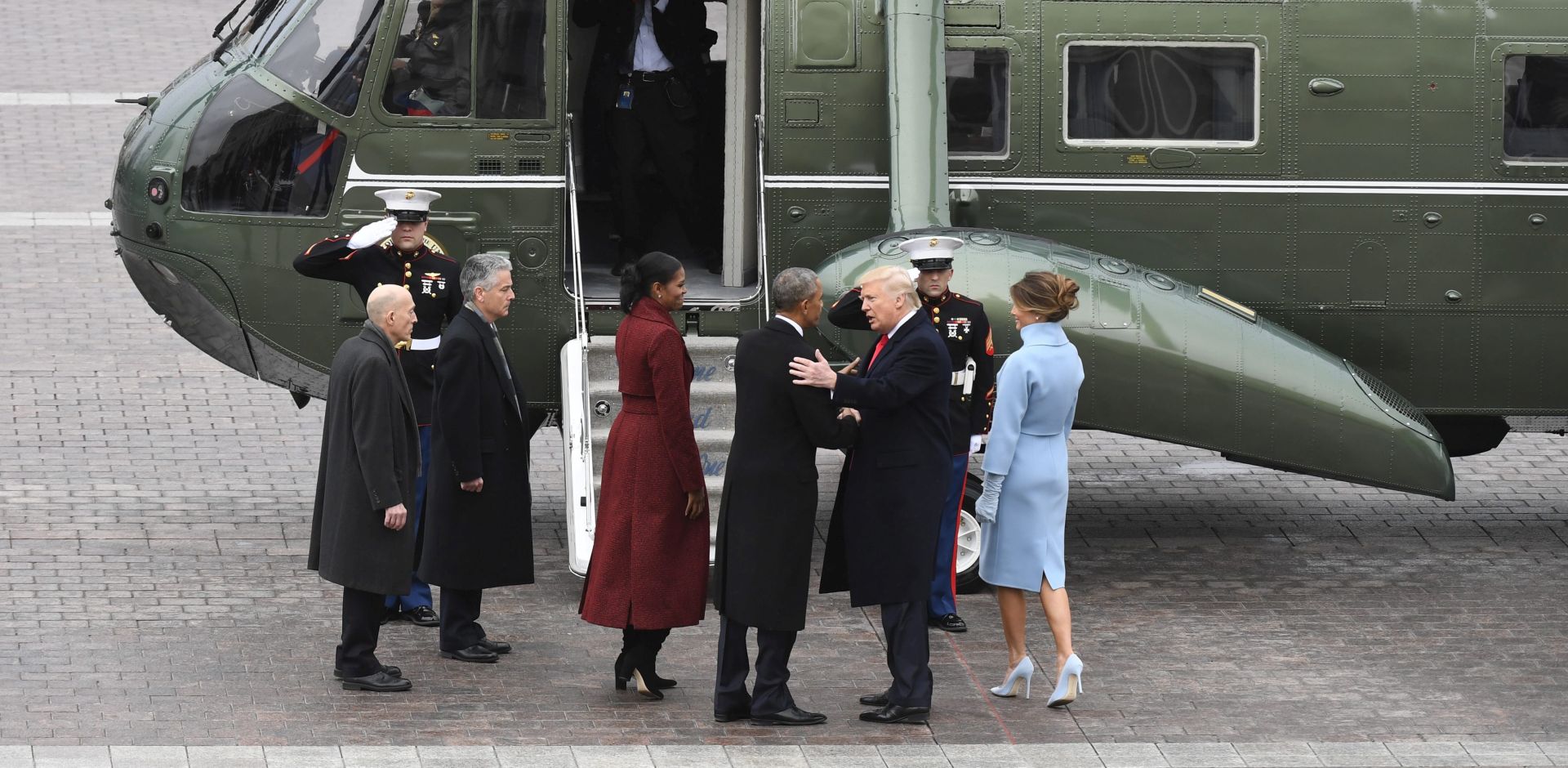epa05736040 Former US president Barack Obama (2-L) and Michelle Obama (L) bid farewll to President Donald Trump (2-R) and Melania Trump (R), in front of Marine One on the East front as Obama departs from the 2017 Presidential Inauguration at the US Capitol, in Washington, DC, USA, 20 January 2017. Trump won the 08 November 2016 election to become the next US President.  EPA/JACK GRUBER / POOL