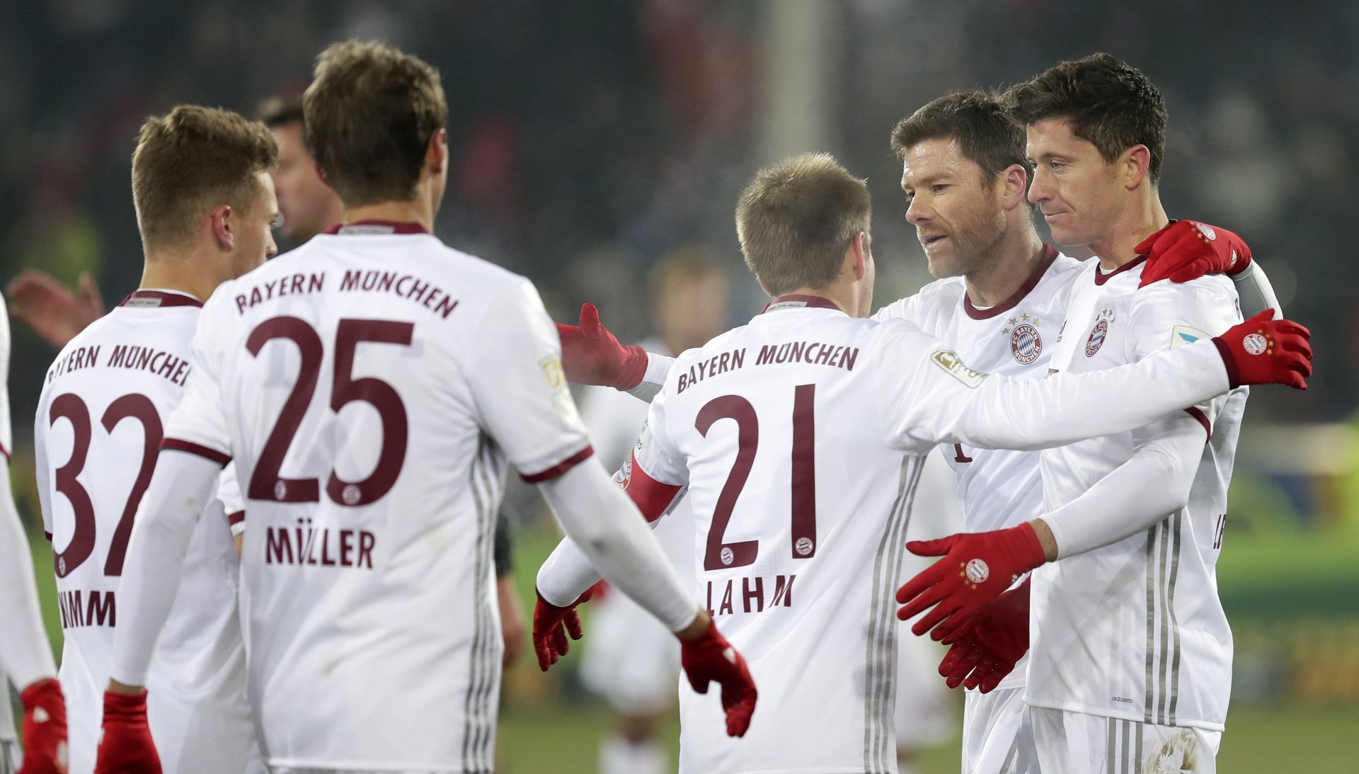 epa05736407 Bayern Munich's Robert Lewandowski  (R) celebrates with teammates after winning the German Bundesliga soccer match between SC Freiburg and Bayern Munich in Freiburg, Germany, 20 January 2017.  EPA/RONALD WITTEK (EMBARGO CONDITIONS - ATTENTION: Due to the accreditation guidlines, the DFL only permits the publication and utilisation of up to 15 pictures per match on the internet and in online media during the match.)