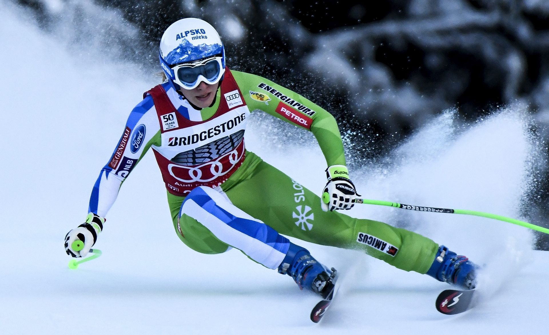 epa05738122 Overall worldcup leader Ilka Stuhec of Slovenia in action during the women's downhill race of the FIS Alpine Ski World Cup season in Garmisch-Partenkirchen, Germany, 21 January 2017.  EPA/PHILIPP GUELLAND