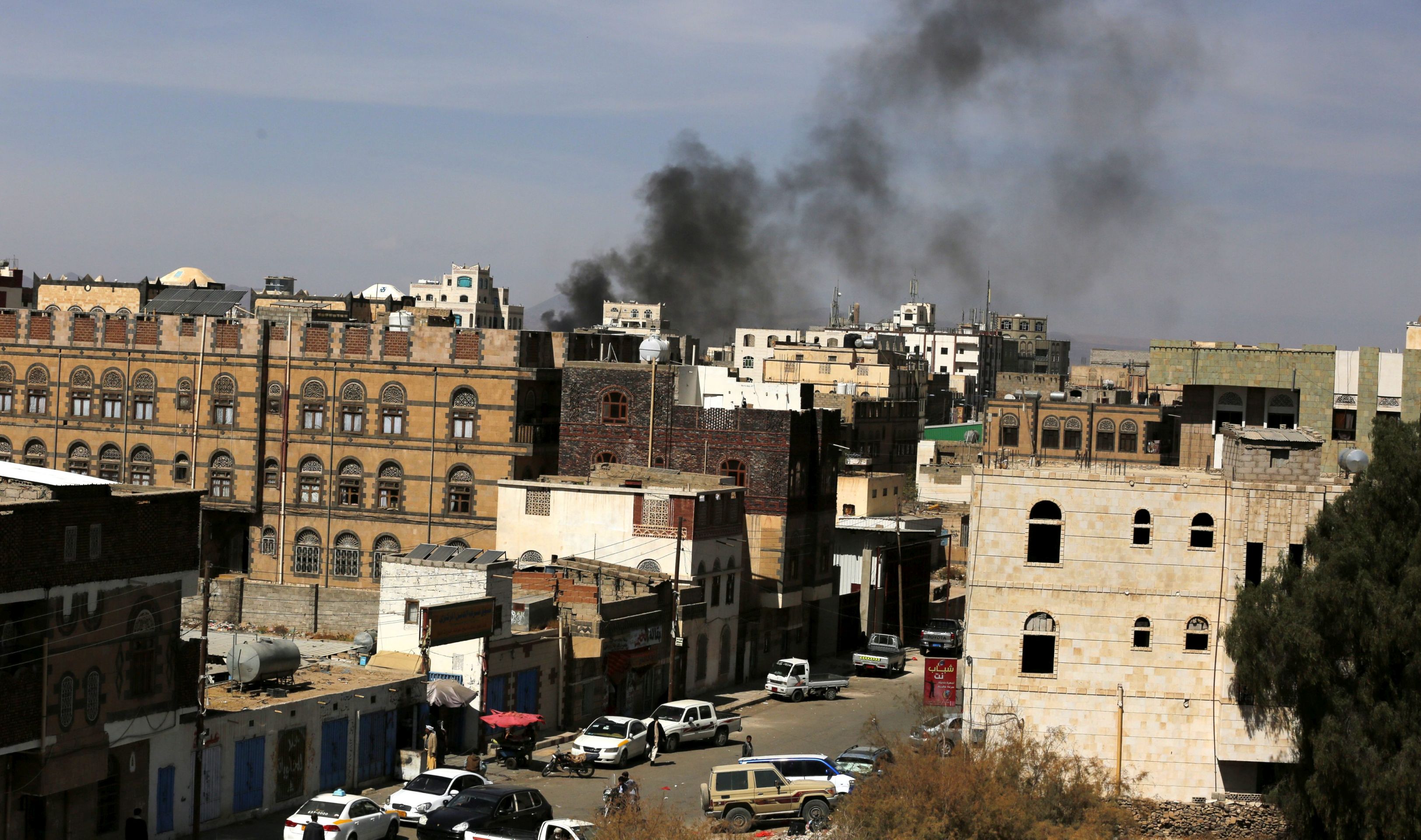 epa05741693 Black smoke billows above a neighborhood following an alleged Saudi-led airstrike targeting a Houthi-held position in Sana'a, Yemen, 22 January 2017. According to reports, the Saudi-led military coalition intensified airstrikes against several positions across Yemen as UN special envoy for Yemen Ismail Ould Cheikh Ahmed tries to push ahead a peace process between the Saudi-backed Yemeni Government and the Houthi rebels in order to end a nearly two-year escalating conflict in the Arab country.  EPA/YAHYA ARHAB