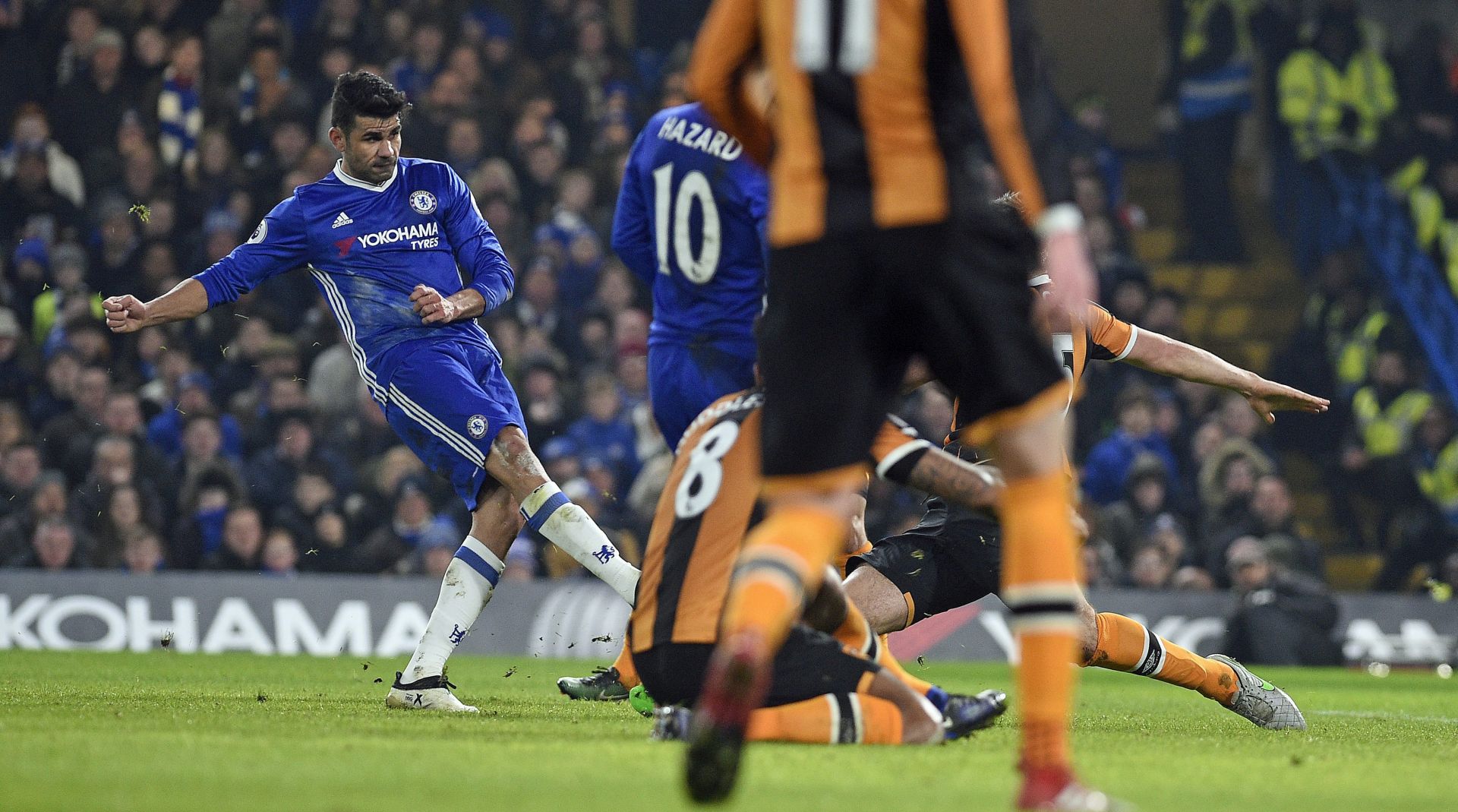 epa05742136 Chelsea's Diego Costa (L) scores their first goal against Hull City during the English Premier League soccer match between Chelsea FC and Hull City at Stamford Bridge, London, Britain, 22 January 2017. EDITORIAL USE ONLY. No use with unauthorized audio, video, data, fixture lists, club/league logos or 'live' services. Online in-match use limited to 75 images, no video emulation. No use in betting, games or single club/league/player publications  EPA/GERRY PENNY