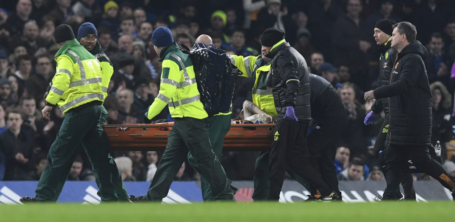 epa05742137 Hull City's Ryan Mason (C) is taken off the pitch by medical teams after a collision with Chelsea's Gary Cahill during the English Premier League soccer match between Chelsea FC and Hull City at Stamford Bridge, London, Britain, 22 January 2017. EDITORIAL USE ONLY. No use with unauthorized audio, video, data, fixture lists, club/league logos or 'live' services. Online in-match use limited to 75 images, no video emulation. No use in betting, games or single club/league/player publications  EPA/WILL OLIVER