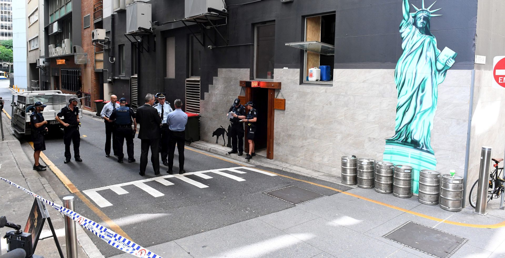 epa05743414 Police officers are seen at a cordoned off area after a man was accidentally shot in Eagle Lane in Brisbane's central business district, Queensland, Australia, 23 January 2017. According to reports, an actor, in his 20s, died from his injuries after he was shot on the set of a music video for an Australian band at a bar in Brisbane. The filming of the scene reportedly involved a discharge of firearms. According to the police, the shooting was accidental and the public was not at risk.  EPA/DAVE HUNT  AUSTRALIA AND NEW ZEALAND OUT