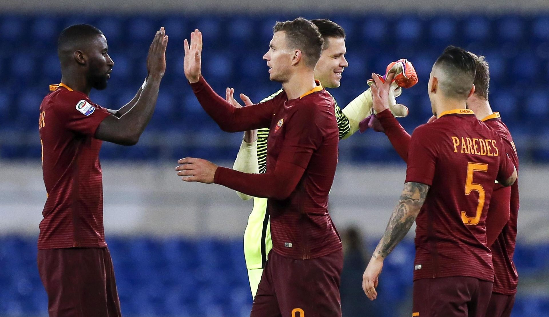 epa05742651 Romas players celebrate the victory at the end of the Italian Serie A soccer match AS Roma vs Cagliari Calcio at Olimpico stadium in Rome, Italy, 22 January 2017.  EPA/ANGELO CARCONI