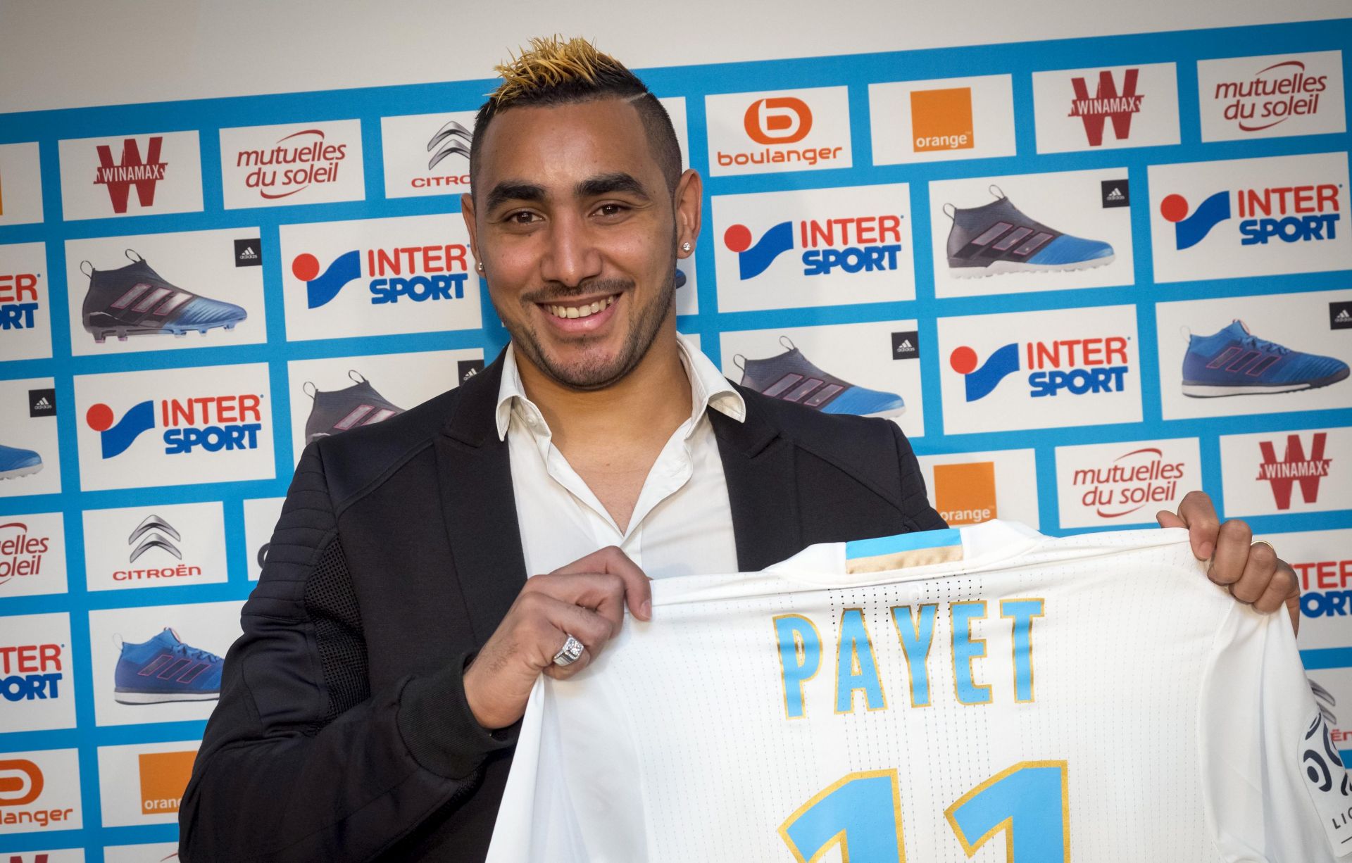 epa05761542 Olympique de Marseille's new player Dimitri Payet (C) poses with his jersey during a press conference at Robert-Louis Dreyfus Stadium in Marseille, France, 30 January 2017.  EPA/ARNOLD JEROCKI