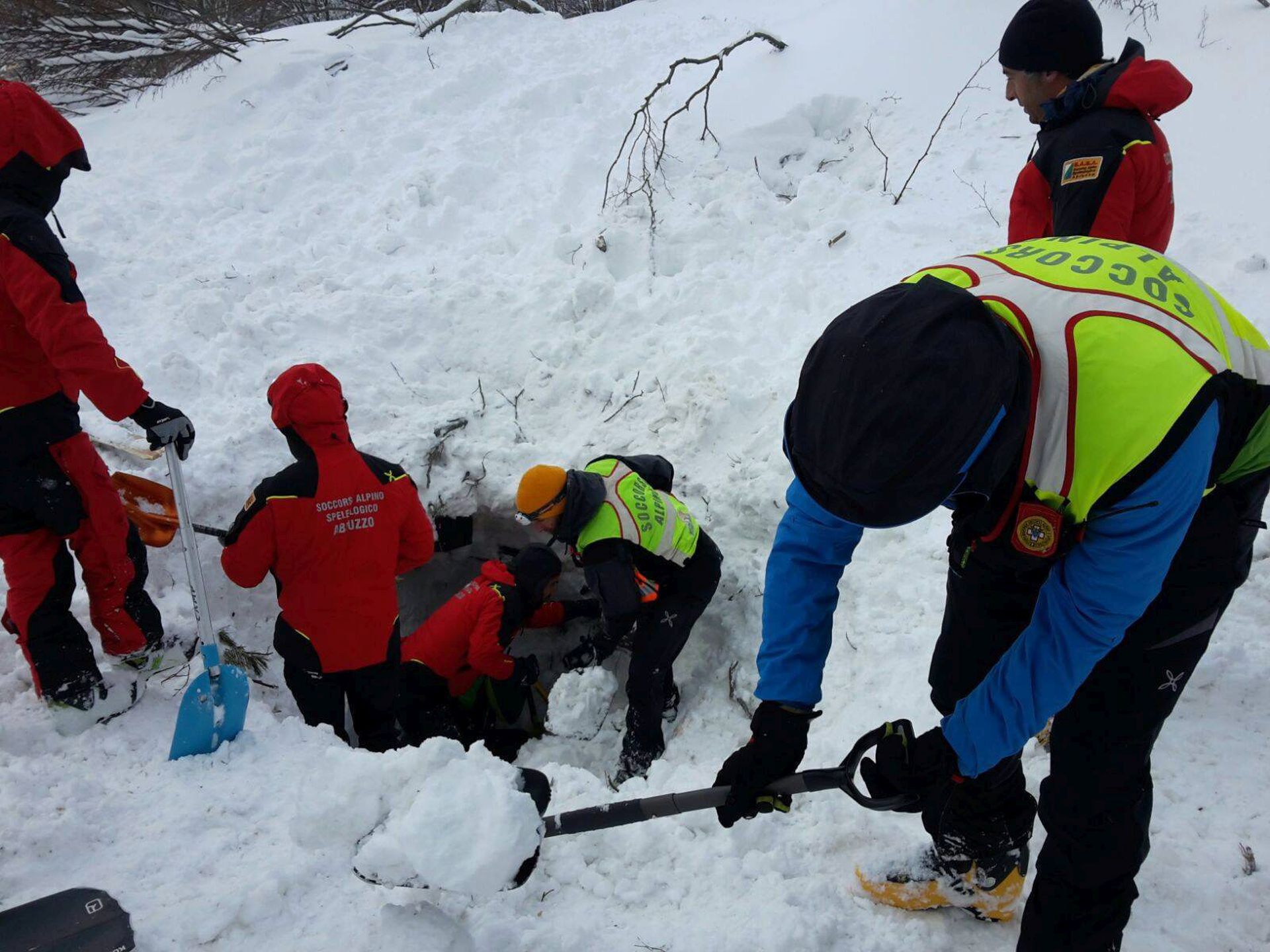 epa05731273 A handout picture provided by the Italian National Alpine Cliff and Cave Rescue Corps (CNAS) shows rescue operations at hotel Rigopiano after it was hit by an avalanche in Farindola (Pescara), Abruzzo region, early 19 January 2017. According to an Italian mountain rescue team, several people have been killed in an avalanche that has hit a hotel near the Gran Sasso mountain in Abruzzo region. Authorities believe that the avalanche was apparently triggered by a series of earthquakes in central Italy on 18 January.  EPA/ITALIAN MOUNTAIN RESCUE/CNAS HANDOUT BEST QUALITY AVAILABLE HANDOUT EDITORIAL USE ONLY/NO SALES