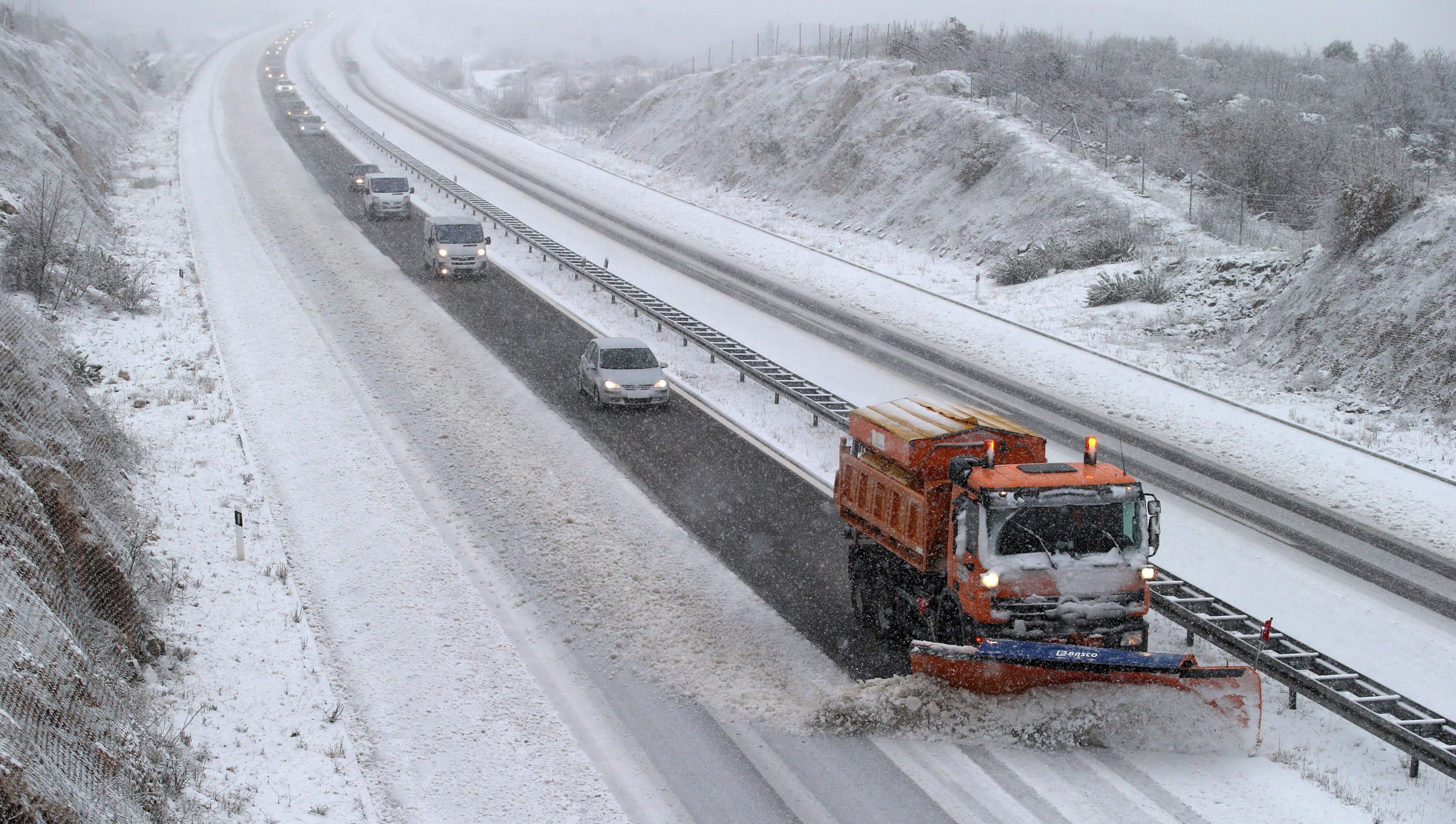 03.01.2017., Zagvozd - Snijeg koji jos uvijek pada zabijelio je autocestu A1 nedaleko Zagvozda. Photo: Ivo Cagalj/PIXSELL