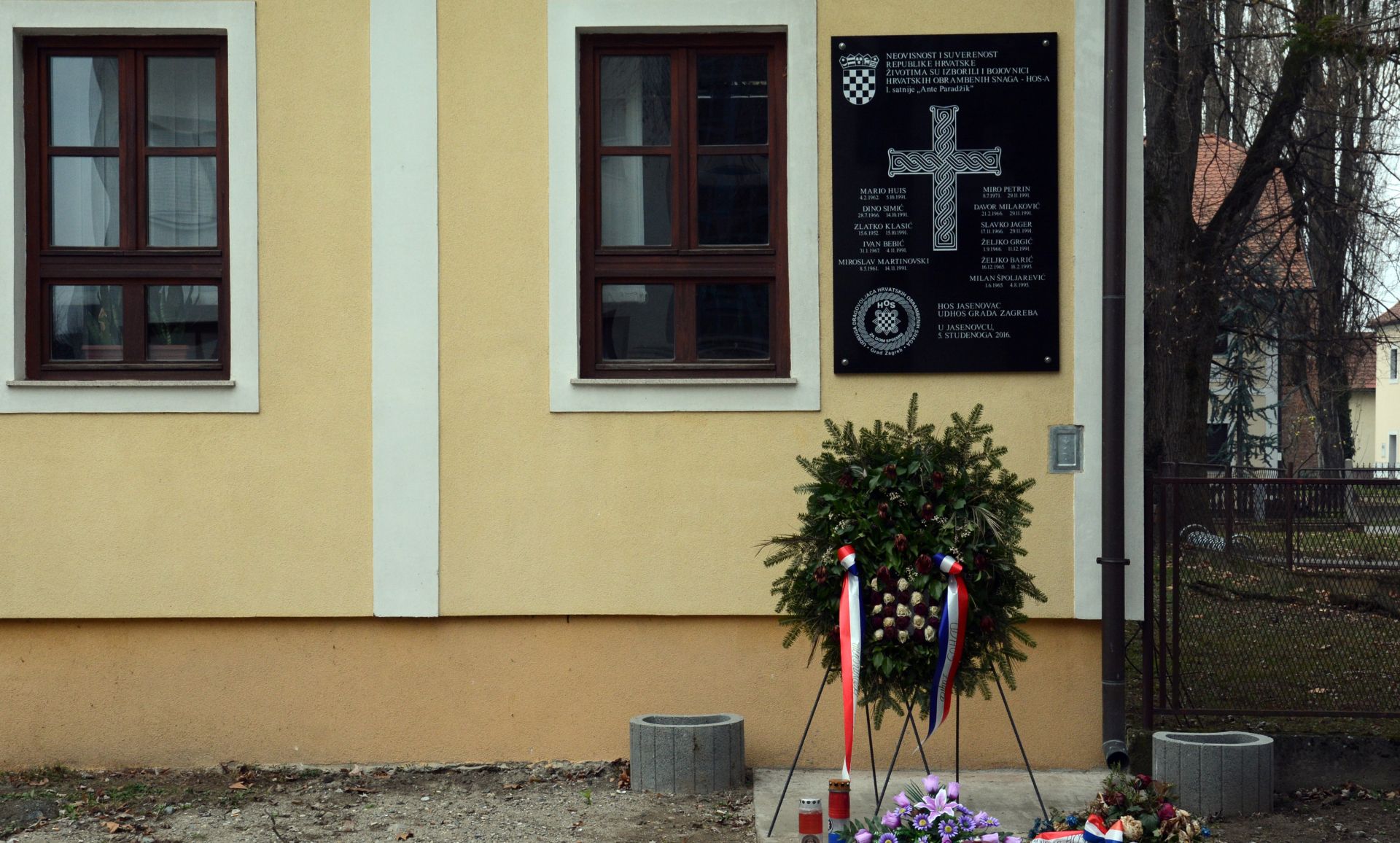 05.12.2016., Jasenovac - Sporna ploca koju su pripadnici HOS-a postavili prije mjesec dana. Postavljena ploca ima upisan pozdrav Za dom spremni. Photo: Nikola Cutuk/PIXSELL