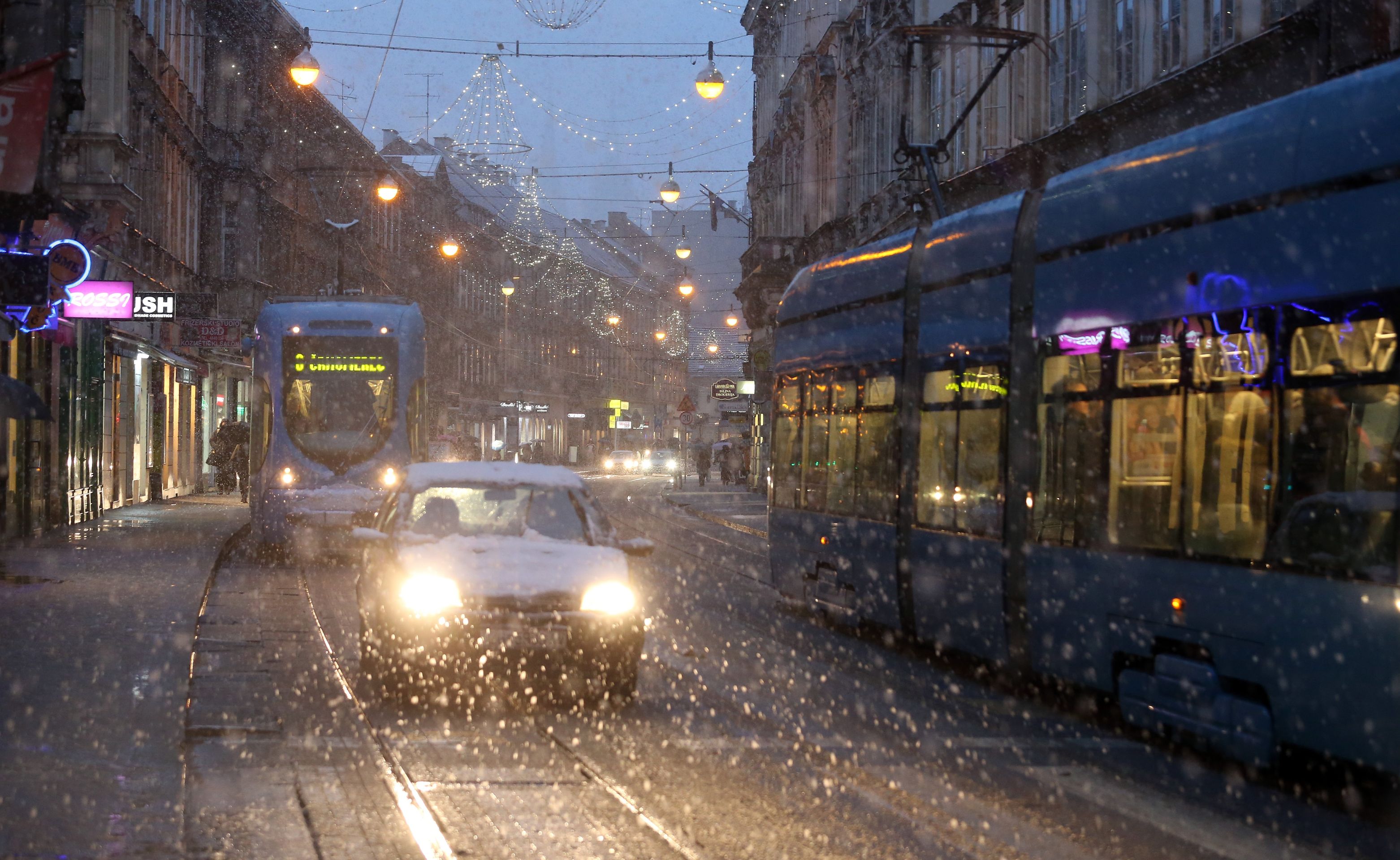 13.01.2017., Zagreb - U Zagrebu nakon kise u popodnevnim satima poceo je padati obilan snijeg. 
Photo: Dalibor Urukalovic/PIXSELL