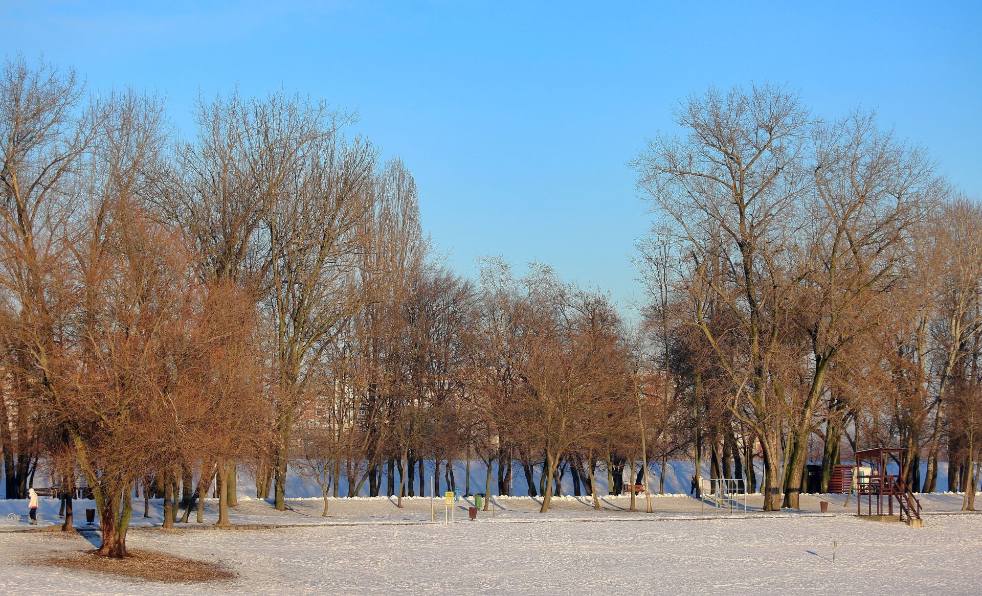 14.01.2017., Zagreb - Gradjani su iskoristili subotnje poslijepodne za uzivanje u suncu i snijegu uz jezero Bundek. Photo: Borna Filic/PIXSELL