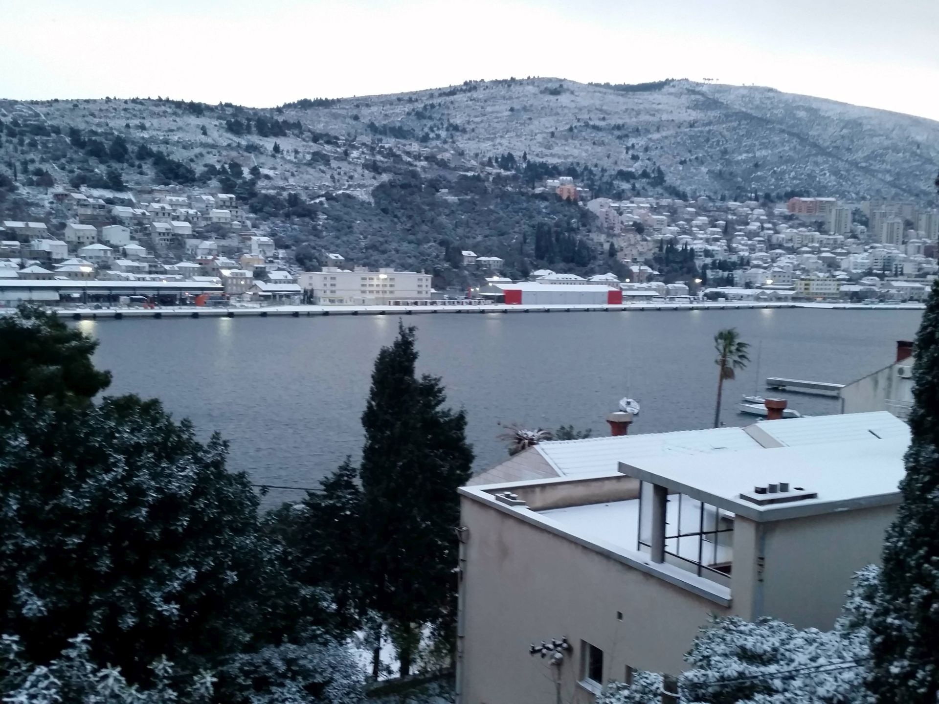 Dubrovnik, 11.01.2017. - U noæi s utorka na srijedu u Dubrovniku je pao snijeg, a tijekom jutra su na cestama na snazi zimski uvjeti, javljaju iz dubrovaèkog Stoera civilne zatite.
foto HINA / Nika MILETIÆ / ml