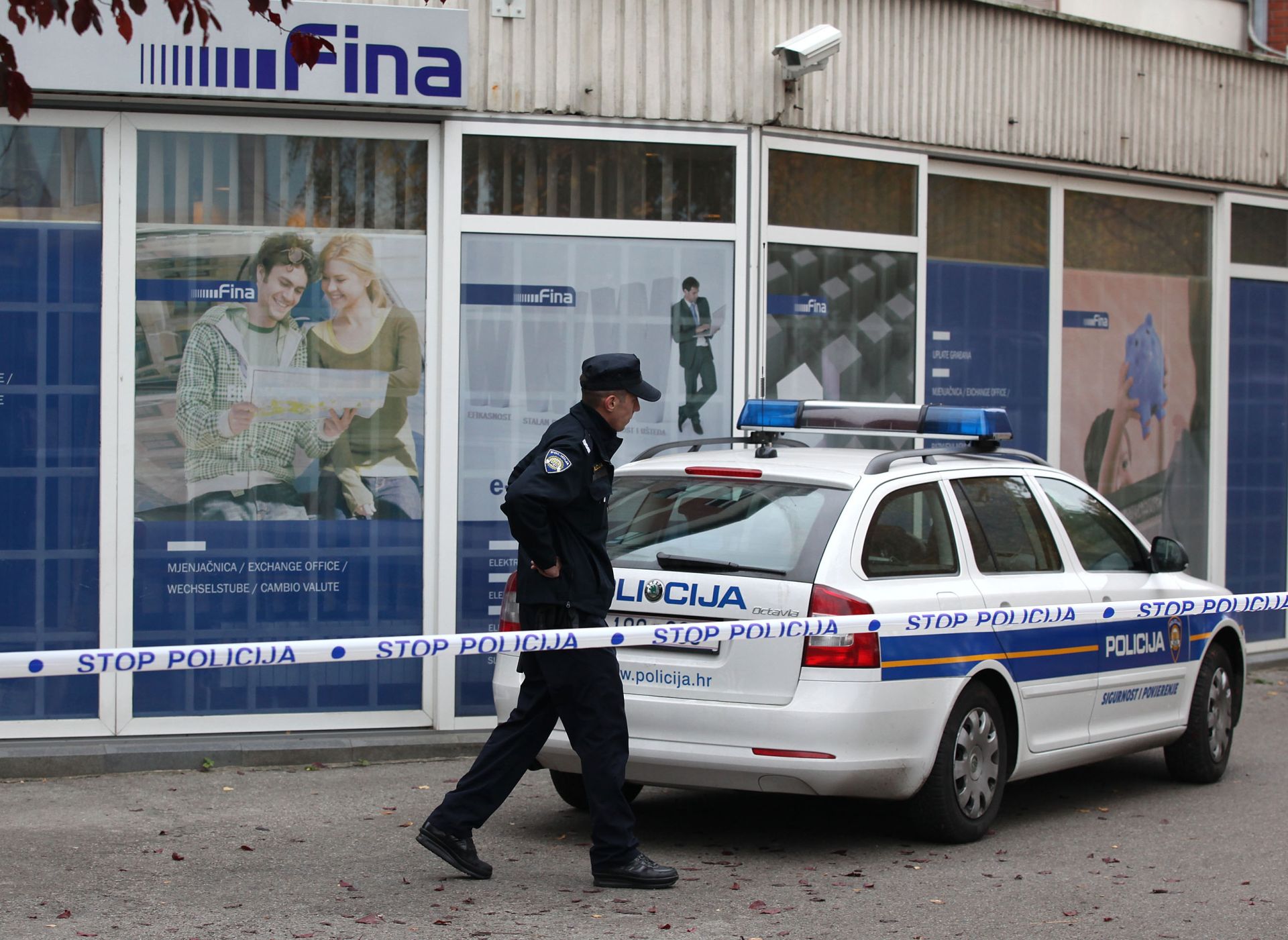 10.11.2011,  Zagreb - 
Policijski ocevid nakon pljacke poslovnice Fine u Rujanskoj ulici
Photo: Patrik Macek/PIXSELL
