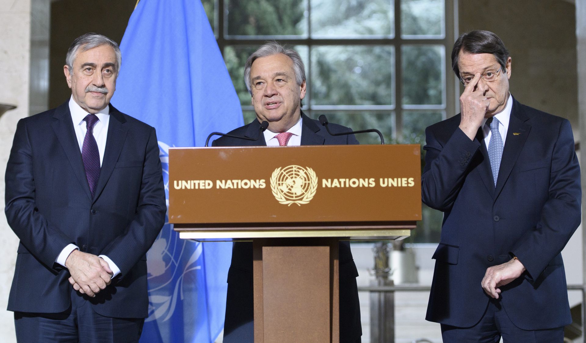 epa05712901 UN Secretary-General Antonio Guterres (C), speaks next to Greek Cypriot President Nicos Anastasiades, (R), and Turkish Cypriot leader Mustafa Akinci, (L), during a press conference after the Conference on Cyprus, on the sideline of the Cyprus Peace Talks, at the European headquarters of the United Nations in Geneva, Switzerland, 12 January 2017.  EPA/LAURENT GILLIERON / POOL