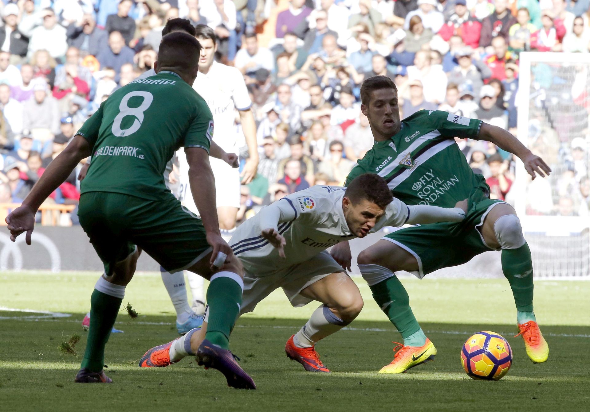 epa05619687 Real Madrid's Croatian midfielder Mateo Kovacic (C) vies for the ball with Leganes' Brazilian midfielder Gabriel Appelt Pires (L) and midfielder Rubén Pérez during the Primera Division Liga match between Real Madrid and Leganes held at the Santiago Bernabeu Stadium in Madrid, Spain, 06 November 2016.  EPA/KIKO HUESCA
