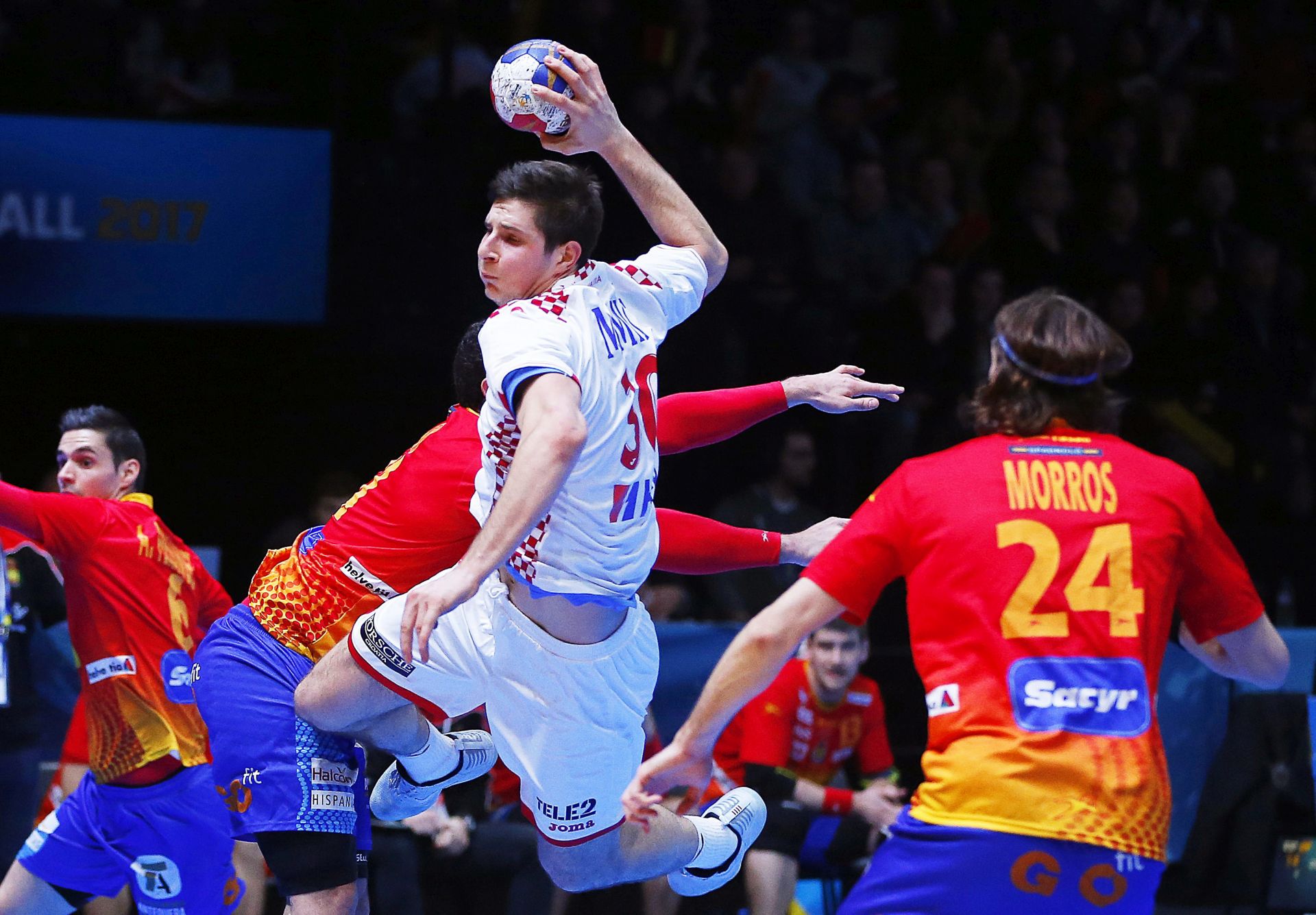 epa05747556 Croatia's Marko Mamic (C) in action against Spanish players Iosu Goni (L) and Viran Morros (R) during the quarter final match between Spain and Croatia at the IHF Men's Handball World Championship in Montpellier, France, 24 January 2017.  EPA/GUILLAUME HORCAJUELO