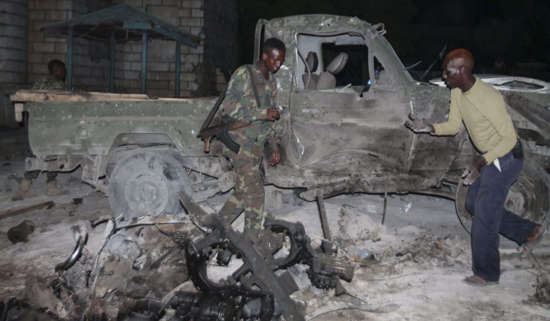 epa05619160 Somali security officers inspect the scene of a car bomb attack near parliament in the capital Mogadishu, Somalia, 05 November 2016. A suicide car bomber attacked an army convoy on 05 November, killing at least two police officers, according to the Somali police. The country's Islamist militant group al-Shabab claimed responsibility for the latest attack.  EPA/SAID YUSUF WARSAME