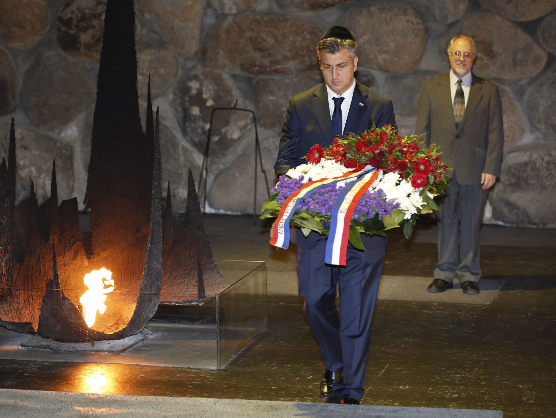 epa05746967 Croatian Prime Minister Andrej Plenkovic lays a wreath in the Hall of Remembrances at the  Yad Vashem Holocaust memorial museum in Jerusalem, Israel, 24 January 2017. Plenkovic visited the museum for honoring the six-million Jews who perished at the hands of the Nazis during the Holocaust of World War II.  EPA/ABIR SULTAN