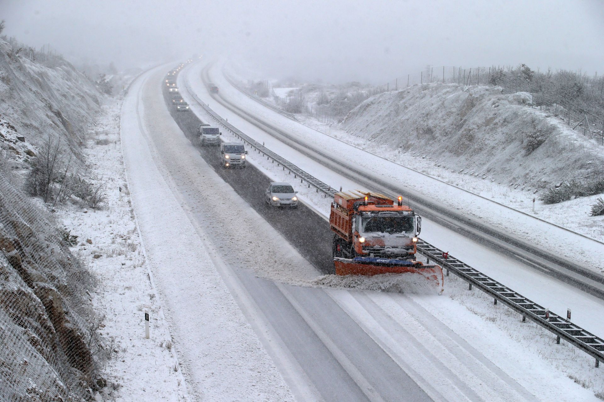 03.01.2017., Zagvozd - Snijeg koji jos uvijek pada zabijelio je autocestu A1 nedaleko Zagvozda. Photo: Ivo Cagalj/PIXSELL