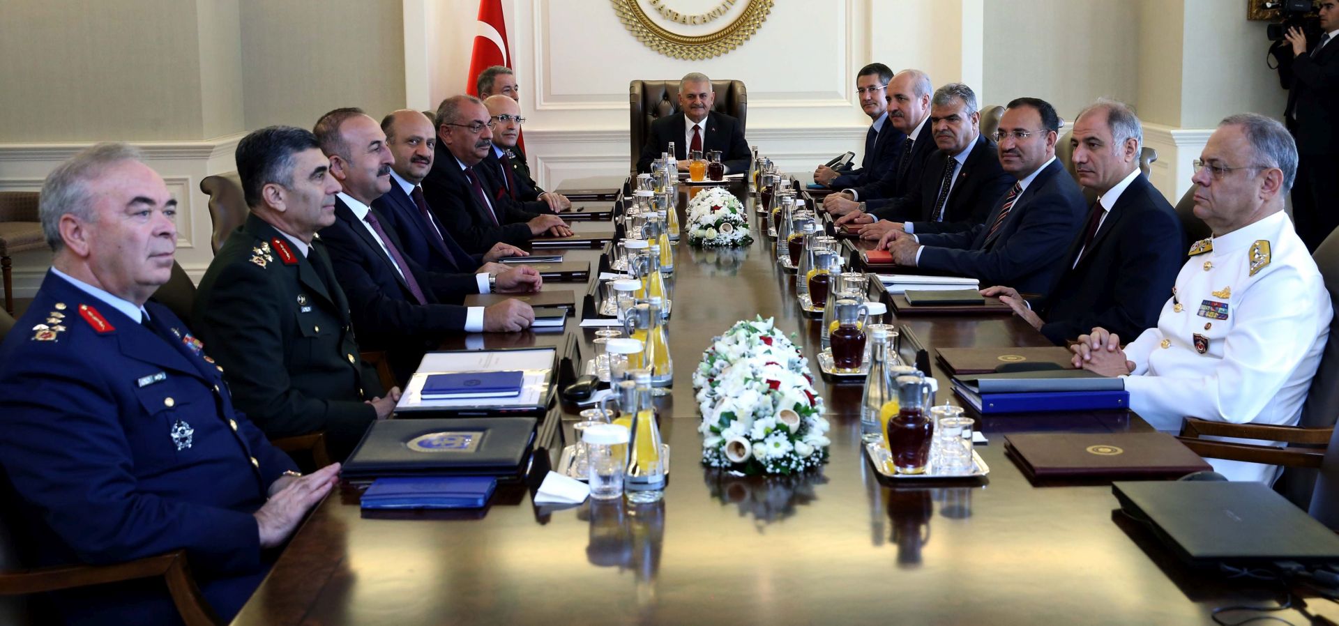 epa05507393 A handout picture provided by the Turkish Prime Minister's Press office on 23 August 2016 shows Turkish Prime Minister Binali Yildirim (C), Chief of Staff General Hulusi Akar (7-L) and other members of the Turkish Supreme Military Council during their meeting in Ankara, Turkey, 23 August 2016. Others are not identified. Media reports say that is was the second meeting of the council since the failed coup on 15 July.  EPA/TURKISH PRIME MINISTER PRESS OFFICE/HANDOUT  HANDOUT EDITORIAL USE ONLY/NO SALES