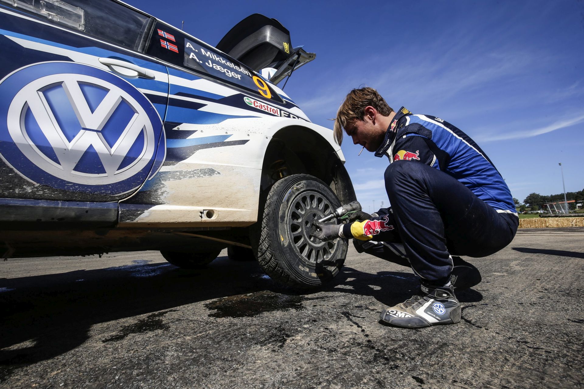 epa05638391 Andreas Mikkelsen of Norway fixing the tyre of his Volkswagen Polo R WRC during day2 of the Kennards Hire Rally Australia 2016, Coffs Harbour, Australia, 19 November 2016.  EPA/NIKOS MITSOURAS