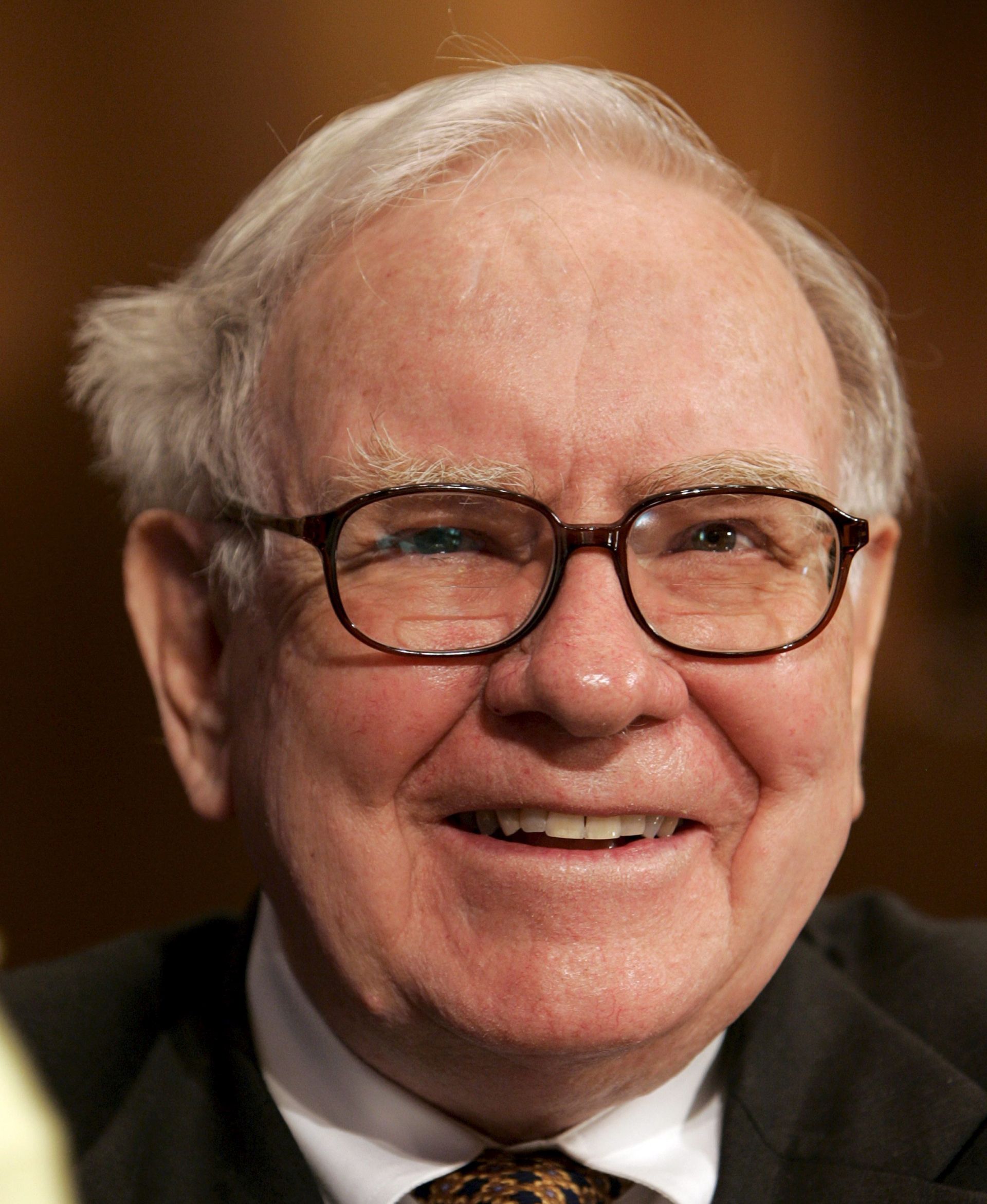 epa04879109 (FILE) A file photo dated 14 November 2007 showing Warren Buffett, chairman and CEO of Berkshire Hathaway, testifying about the estate tax, often called the death tax, during a Senate Finance Committee hearing on Capitol Hill in Washington DC USA. Reports on 10 August 2015 state US investor Warren Buffett's multinational conglomerate holding company Berkshire Hathaway is to buy Precision Castparts, leading US company that makes structural investment castings, forged components and airfoil castins, for 37,2 billion US dollar. It is the biggest deal Berkshire Hathaway has made up to date.  EPA/MATTHEW CAVANAUGH *** Local Caption *** 01173040