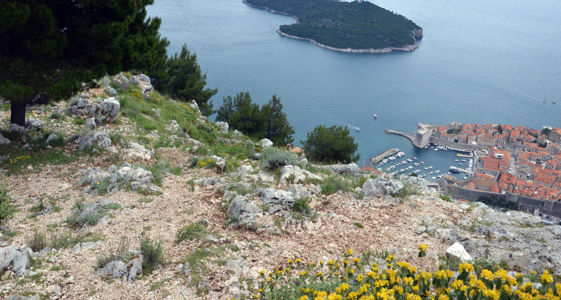 Dubrovnik, 17.05.2016 - Dubrovaèki gradonaèelnik Andro Vlahuiæ rekao je u utorak u Dubrovniku kako su zakljuèci i preporuke iz UNESCO-va izvjeæa po kojem je projekt golfa na Srðu prihvatljiv za kulturnu batinu, potvrda njegovih napora u posljednjih sedam godina, i to prvenstveno kroz dva najveæa rata - onaj o golfu na Srðu i protiv Drutva prijatelja dubrovaèke starine koje, kako kae, "protuzakonito upravlja zidinama". Na slici pogled na Grad Dubrovnik sa Srða.
foto HINA/ Nika MILETIÆ /ds
