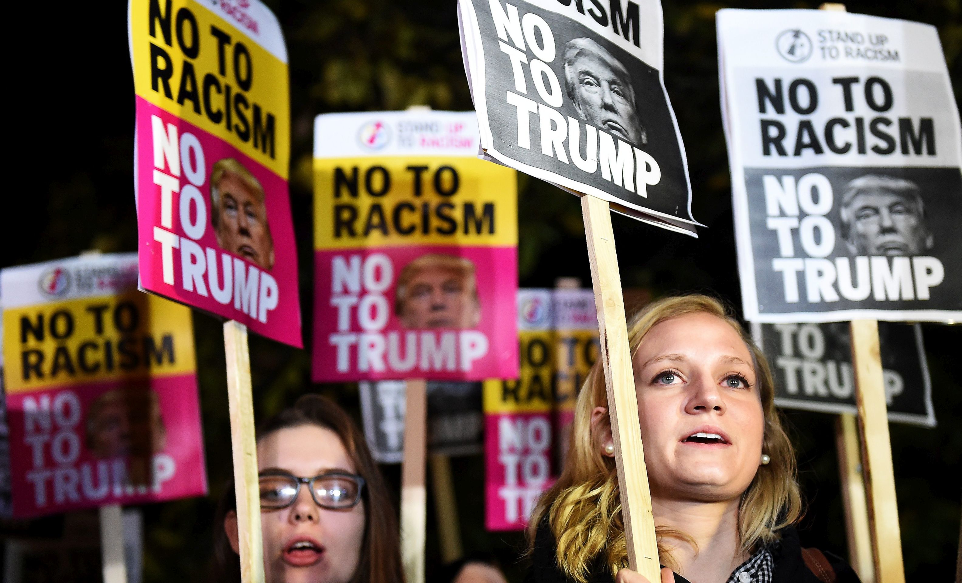 epa05624597 Anti Donald Trump protesters demonstrate outside the US Embassy in London, Britain, 09 November 2016. Donald Trump won the US presidential election against Democratic candidate Hillary Clinton, on 08 November.  EPA/ANDY RAIN