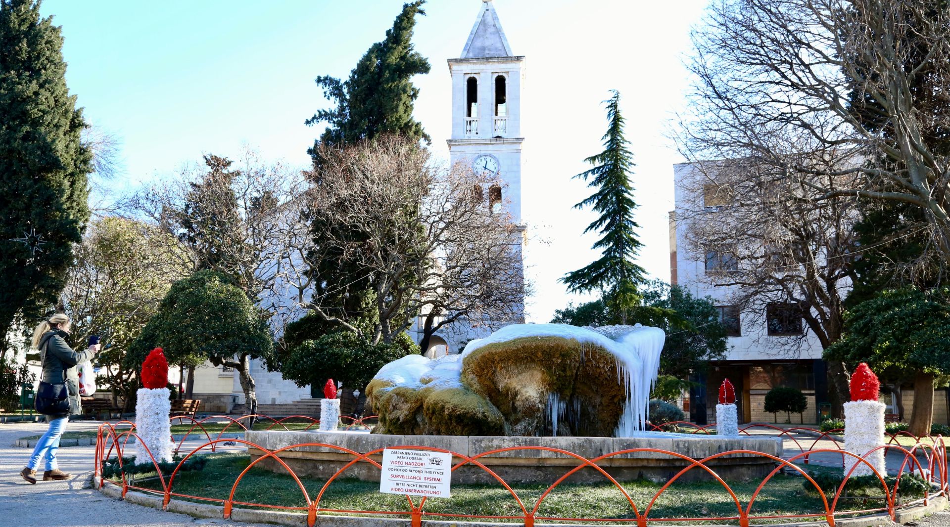 ibenik, 07.01.2016 - Zaleðena fontana ispred upne crkve van grada u ibeniku. ibenik je jutros osvanuo sa temperaturom od -7 stupnjeva celzijusa.
foto HINA/ ds