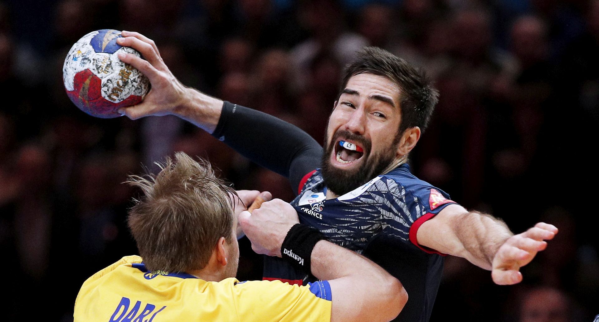 epa05747453 France's Nikola Karabatic (R) in action during the quarter final match between France and Sweden at the IHF Men's Handball World Championship at Pierre Mauroy stadium in Villeneuve d'Ascq, near Lille, France, 24 January 2017. France won 33-30.  EPA/YOAN VALAT