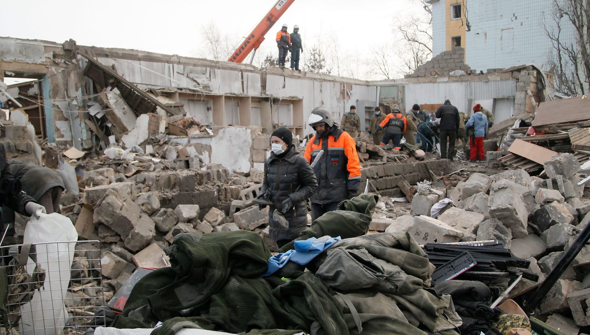 epa05768873 Rescue workers pull down a building damaged in shelling in the pro-Russia rebel controlled city of Donetsk, Ukraine, 03 February 2017. According to media reports, Ukrainian officials have denied that the Ukrainian army fired on the Russian-occupied city of Donetsk.  EPA/ALEXANDER ERMOCHENKO