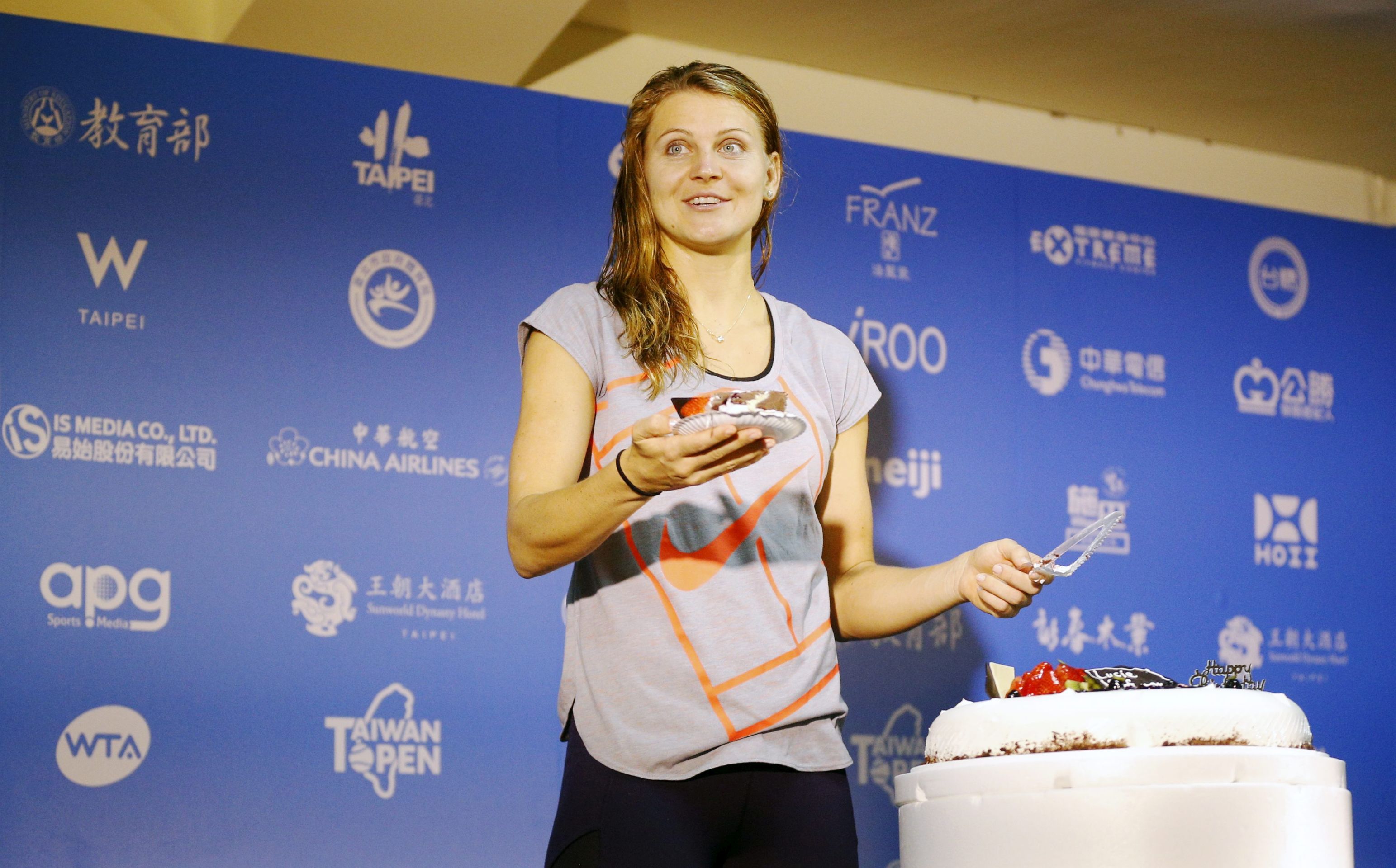 epa05770083 Lucie Safarova of Czech Republic reacts as she celebrates her birthday during a press conference after losing her womens singles semi-final match against Shuai Peng of China at the Taiwan Open tennis tournament in Taipei, Taiwan, 04 February 2017.  EPA/RITCHIE B. TONGO