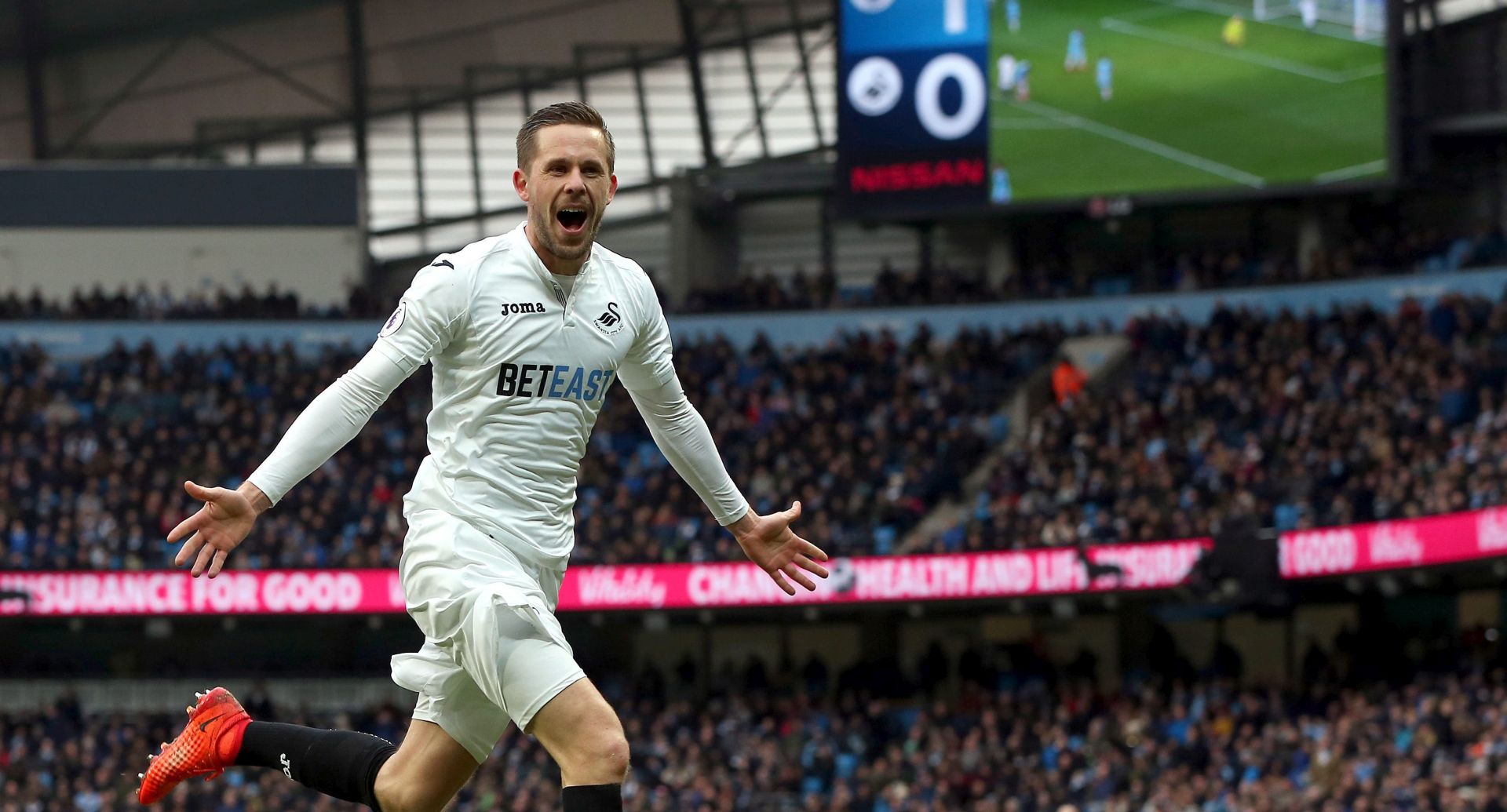 epa05772951 Swansea City's Gylfi Sigurdsson celebrates after scoring the 1-1 goal during the English Premier League soccer match between Manchester City and Swansea City at the Etihad Stadium in Manchester, Britain, 05 February 2017.  EPA/NIGEL RODDIS EDITORIAL USE ONLY. No use with unauthorized audio, video, data, fixture lists, club/league logos or 'live' services. Online in-match use limited to 75 images, no video emulation. No use in betting, games or single club/league/player publications.