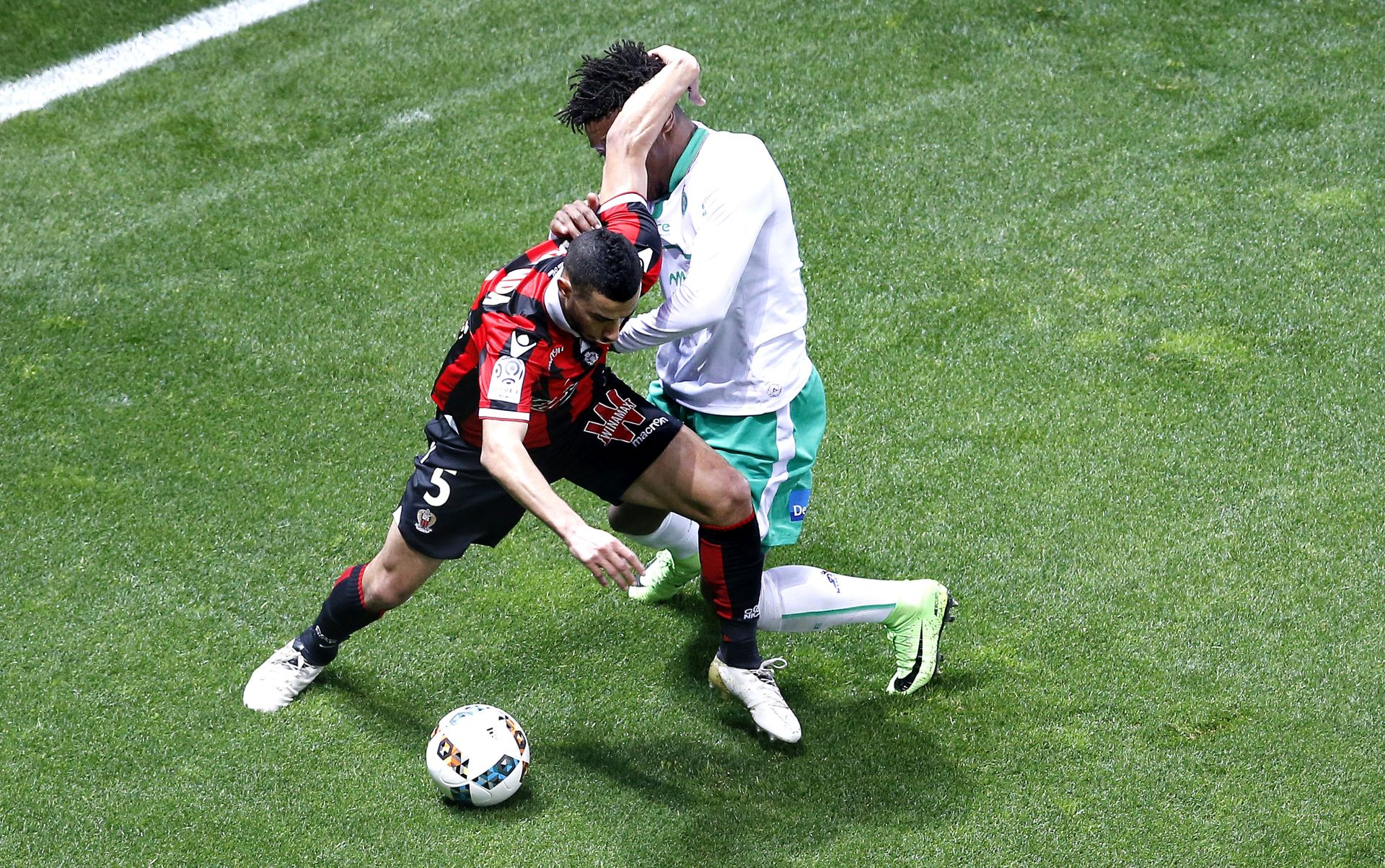 epa05778725 Younes Belhanda of OGC Nice (L) vies for the ball with Ronael Pierre Gabriel of AS Saint Etienne (R) during the French Ligue 1 soccer match OGC Nice vs AS Saint Etienne, at the Allianz Riviera stadium, in Nice, France, 08 February 2017.  EPA/SEBASTIEN NOGIER