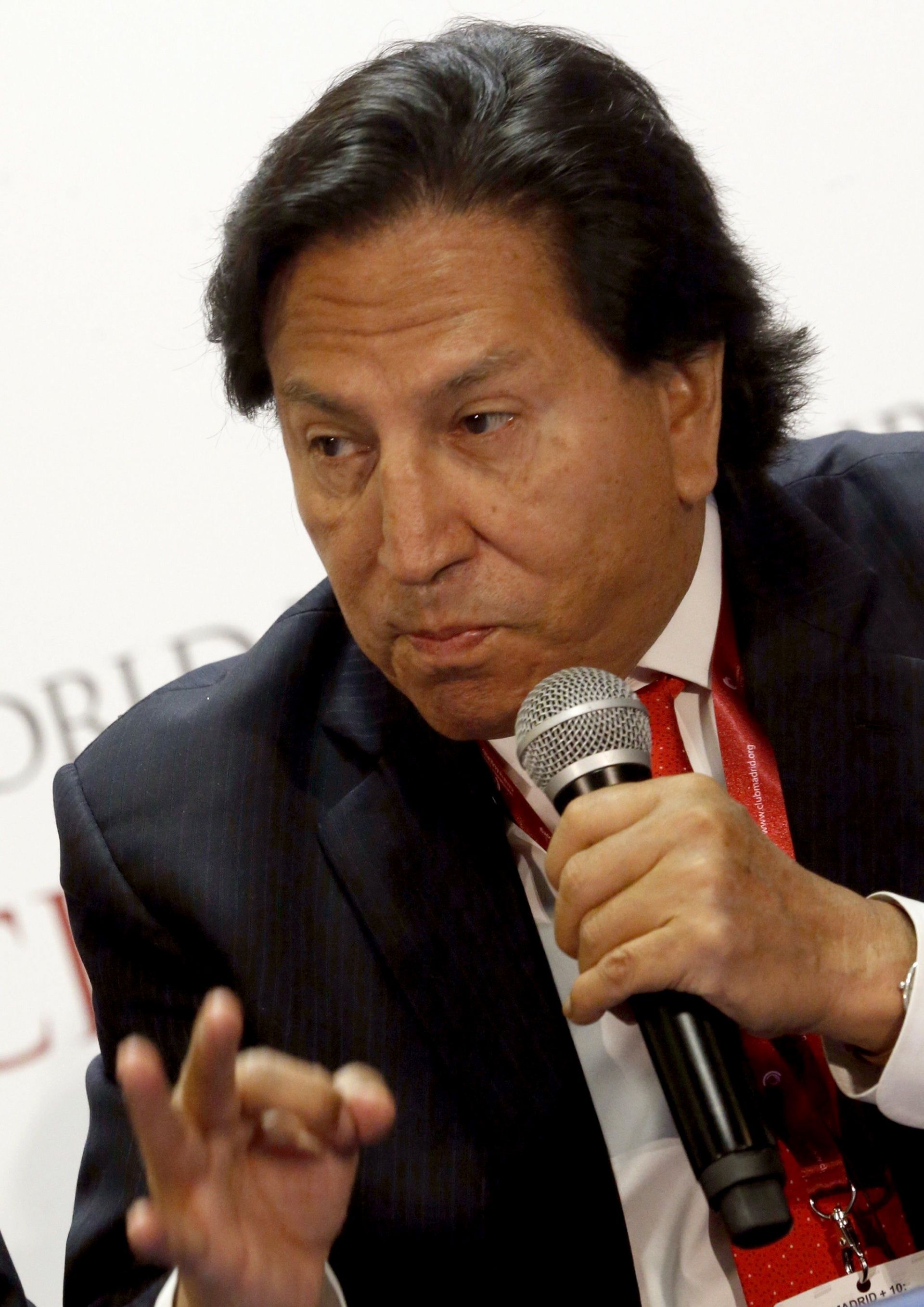 epa05782119 (FILE) A file photograph showing former Peruvian President Alejandro Toledo addressing a press conference after he took part in the presentation of the document 'Global Consensus' in Madrid, Spain, 28 October 2015. Media reports on 10 February 2017 state that a Peruvian judge has ordered the arrest of the country's former president Alejandro Toledo, over allegations that he took 20 million US dollars in bribes, for his alleged links to a collection of bribes from the company Odebrecht. Toledo is presently in France with his wife.  EPA/JAVIER LIZON