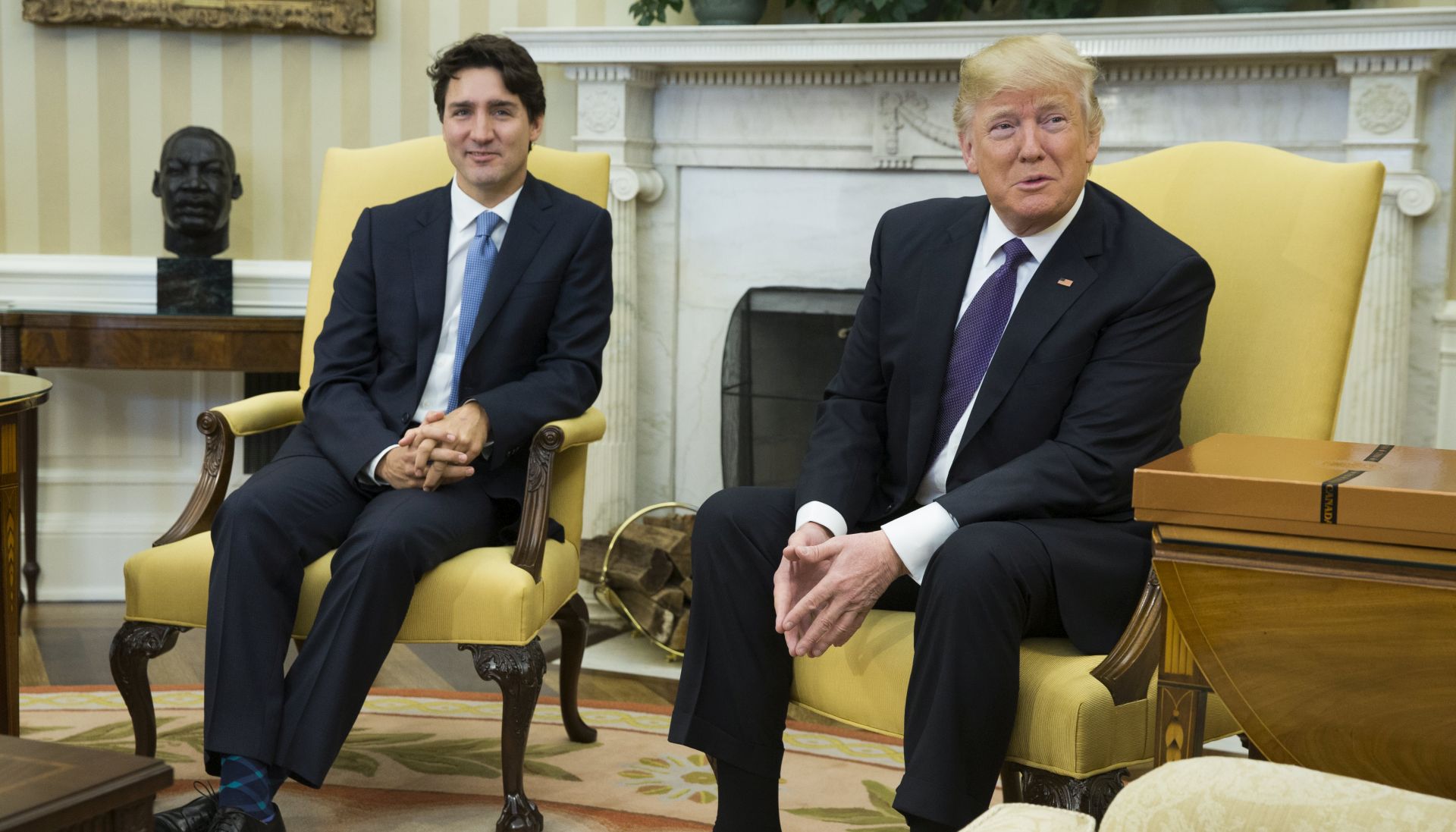 epa05791206 US President Donald J. Trump (R) meets with Canadian Prime Minister Justin Trudeau (L) in the Oval Office of the White House in Washington, DC, USA, 13  February 2017. Presidents Trump and Trudeau will hold a roundtable discussion on advancement of women entrepreneurs and business leaders, followed by a joint press conference.  EPA/SHAWN THEW